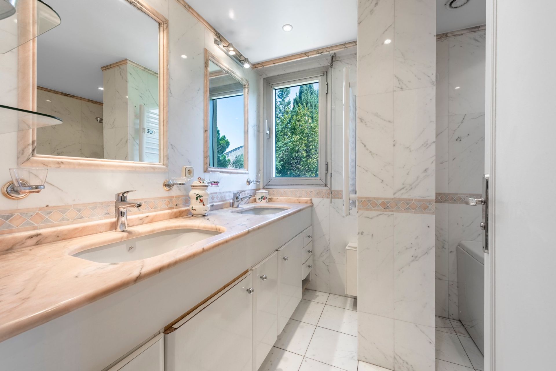 apartment 5 Rooms for sale on NICE (06000)