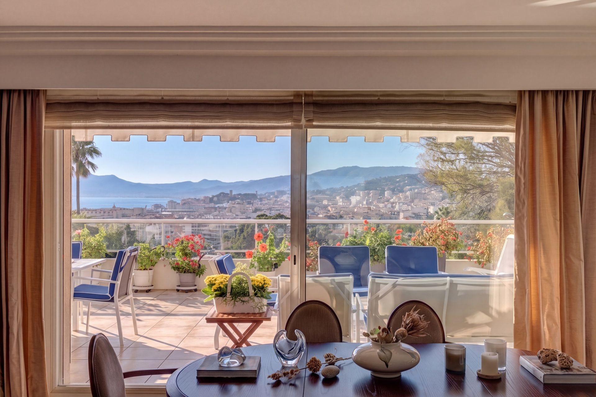 apartment 4 Rooms for sale on CANNES (06400)