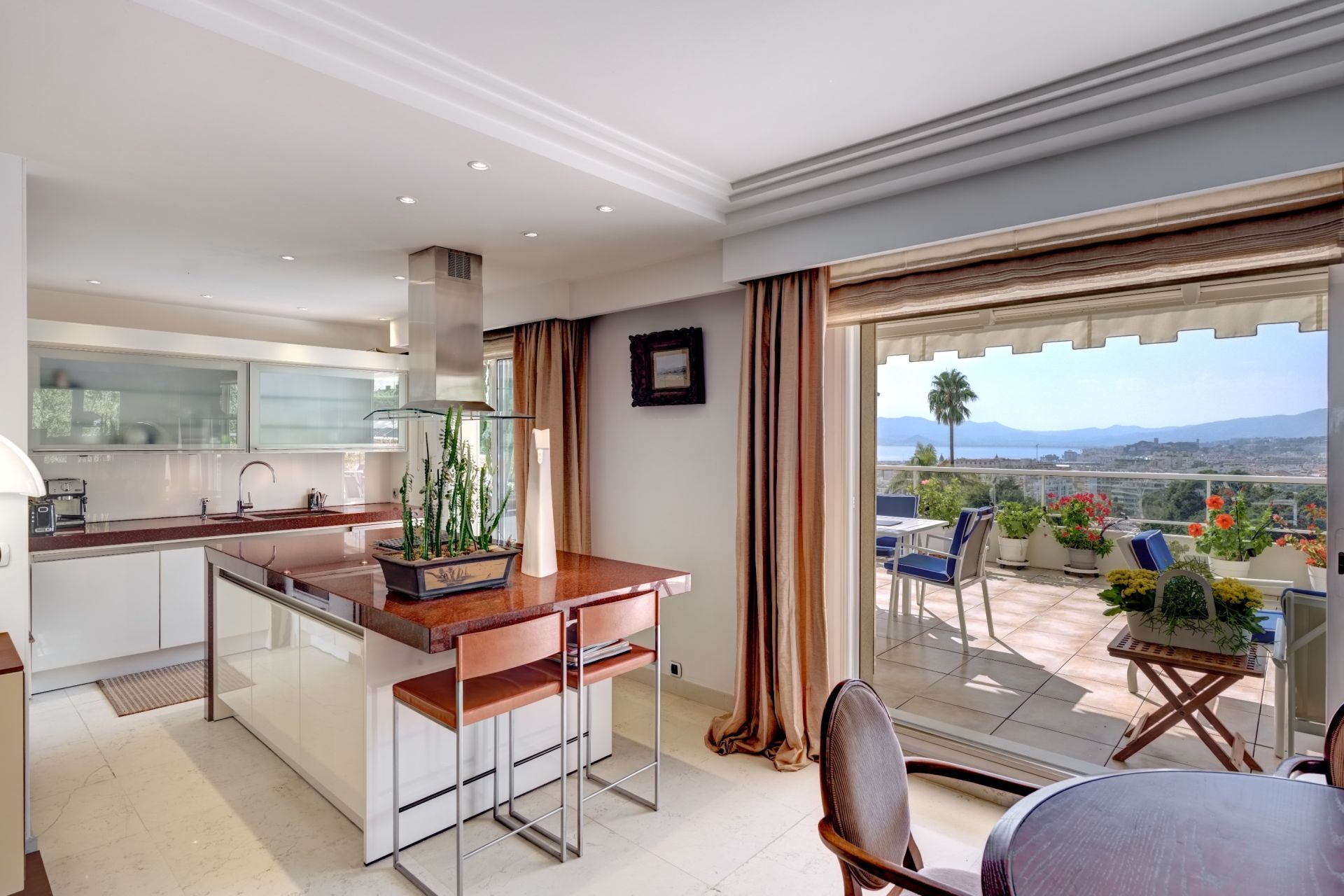 apartment 4 Rooms for sale on CANNES (06400)