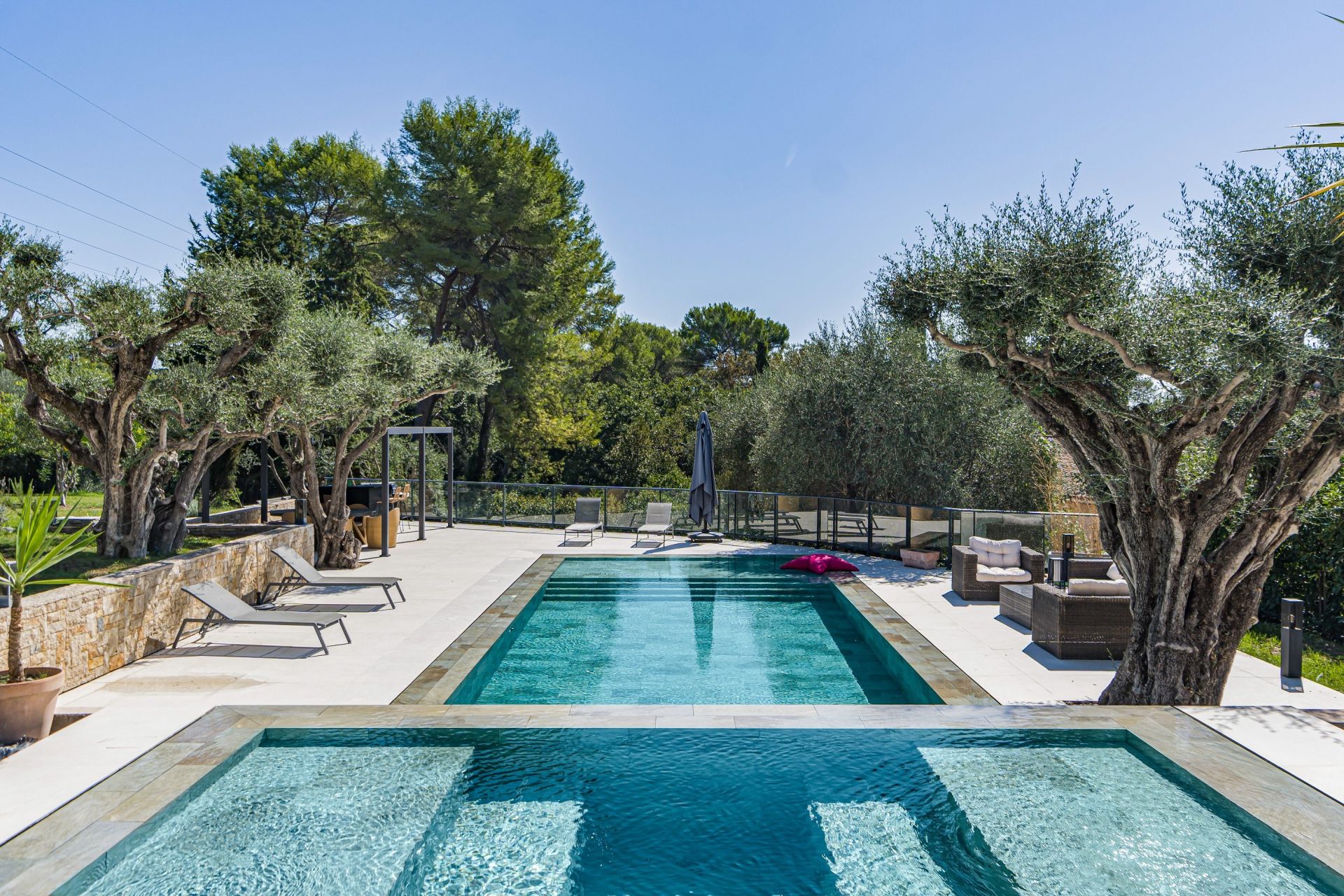 villa 8 Rooms for sale on MOUGINS (06250)