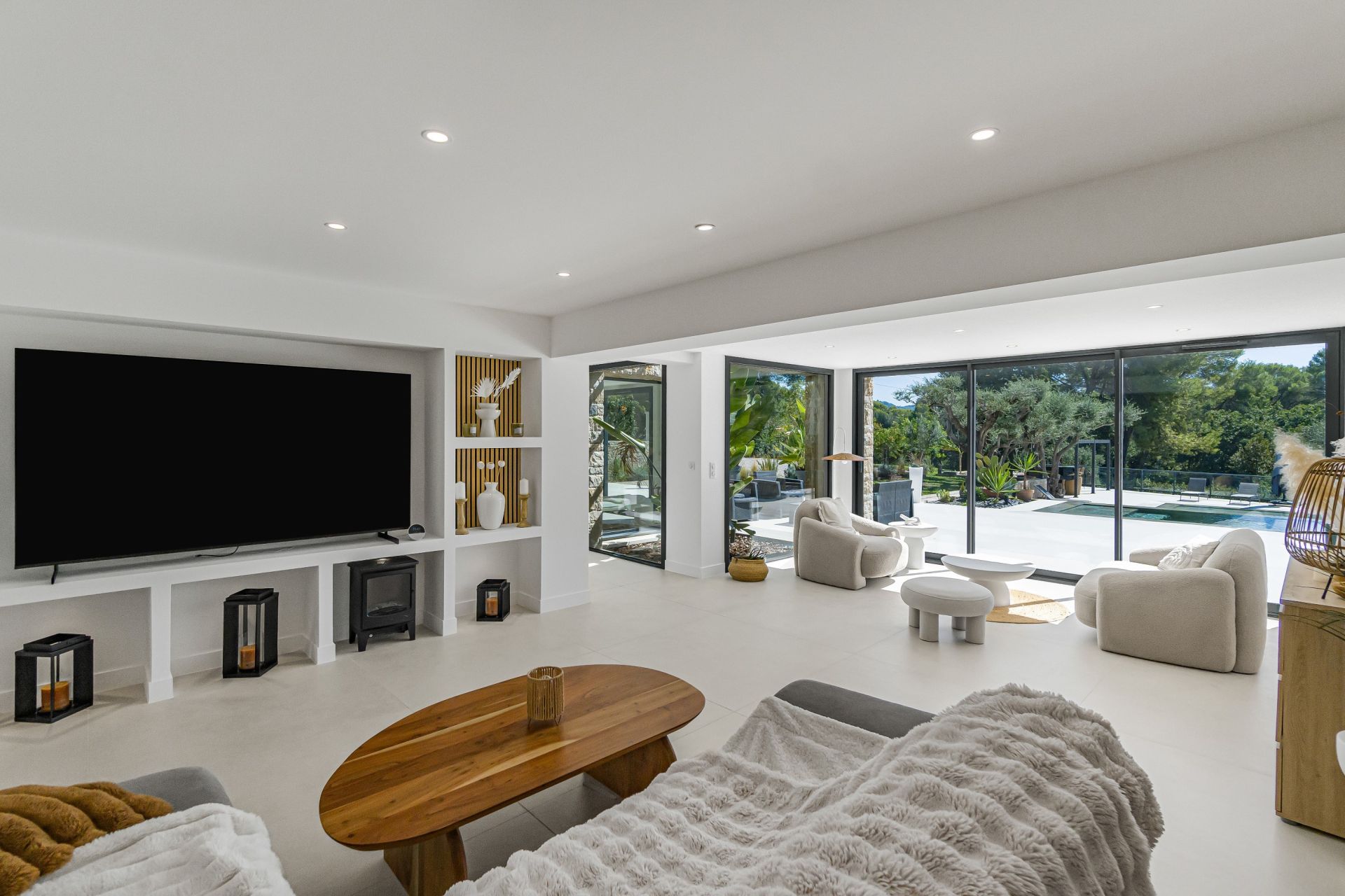 villa 8 Rooms for sale on MOUGINS (06250)