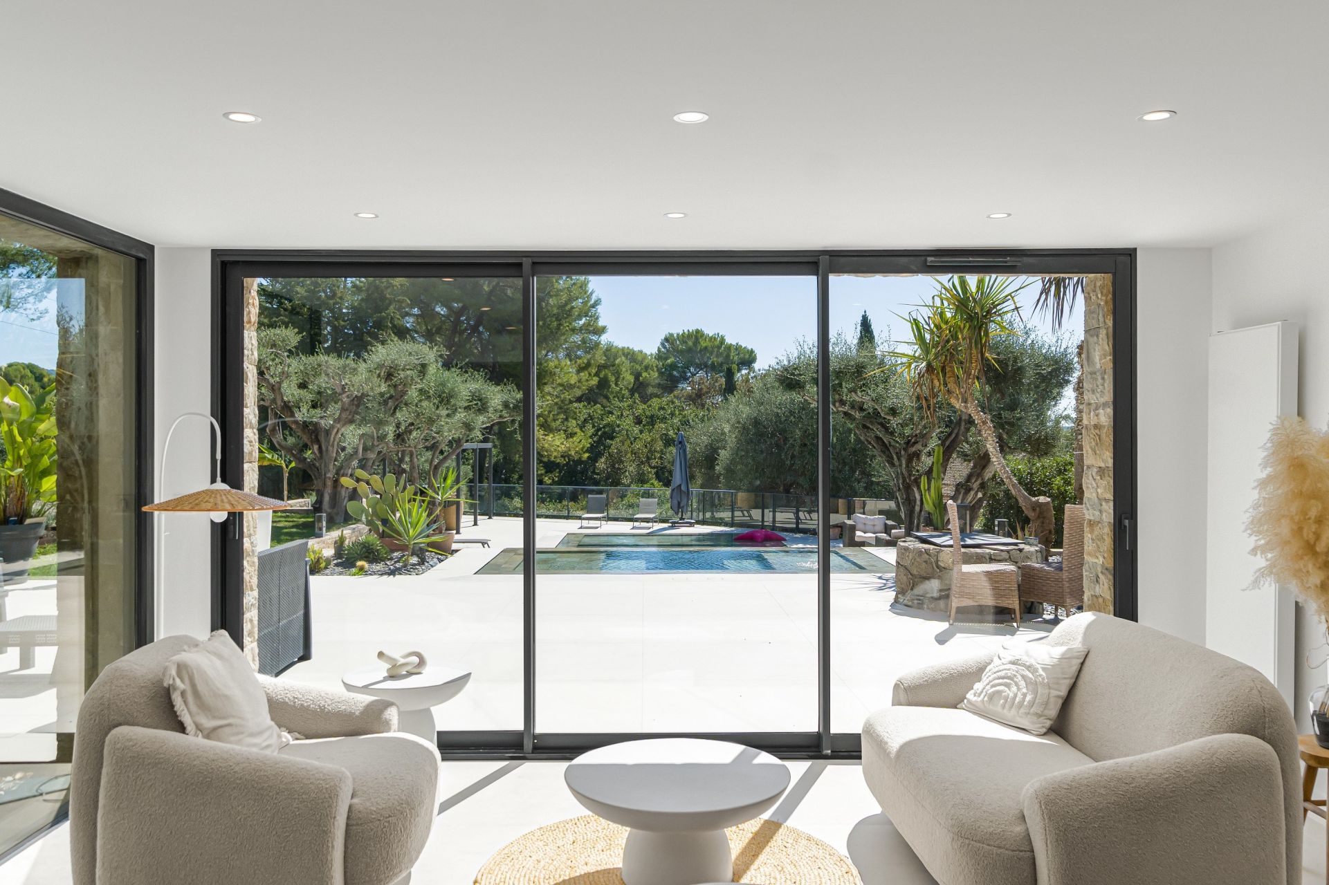 villa 8 Rooms for sale on MOUGINS (06250)