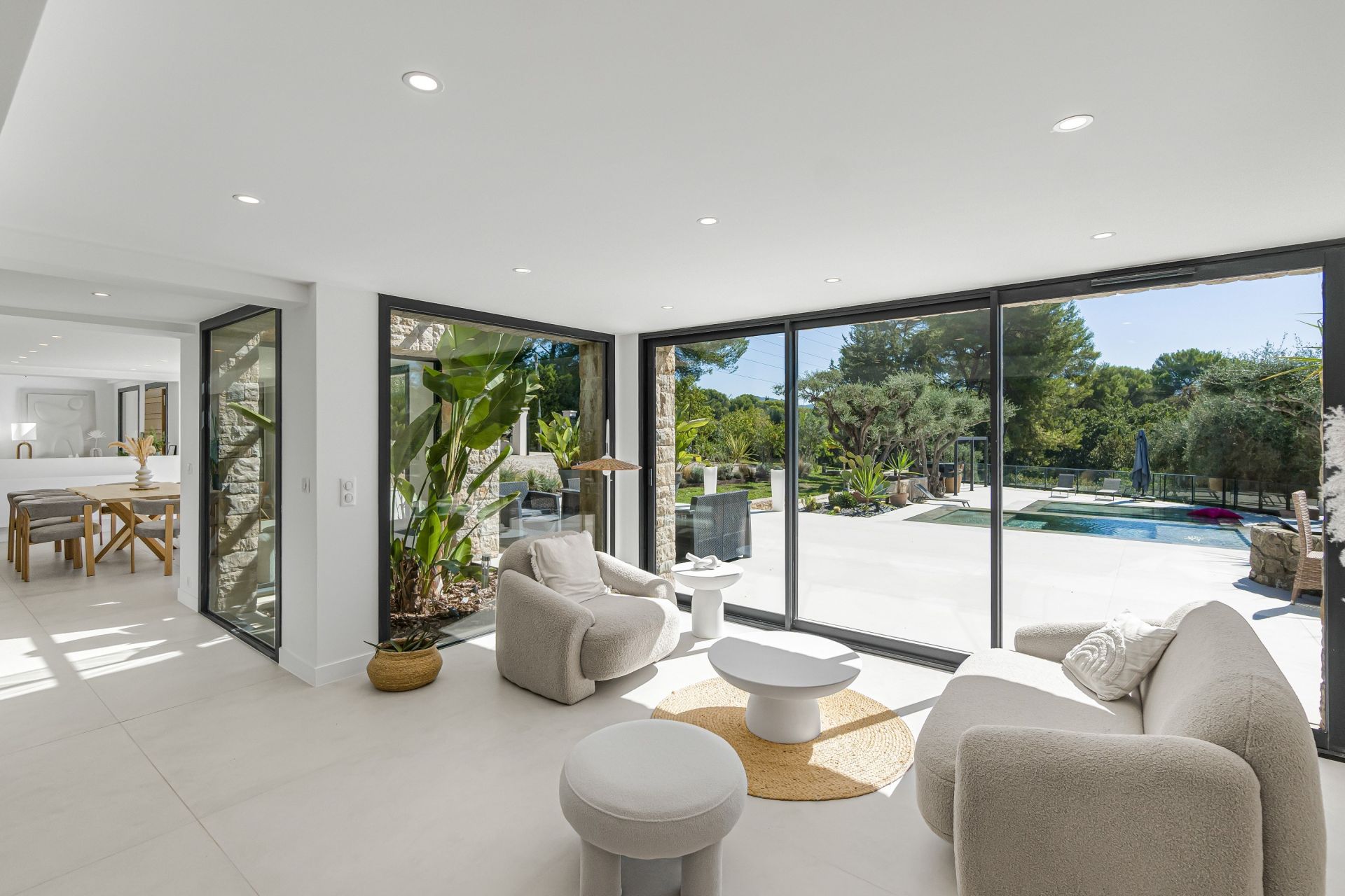 villa 8 Rooms for sale on MOUGINS (06250)