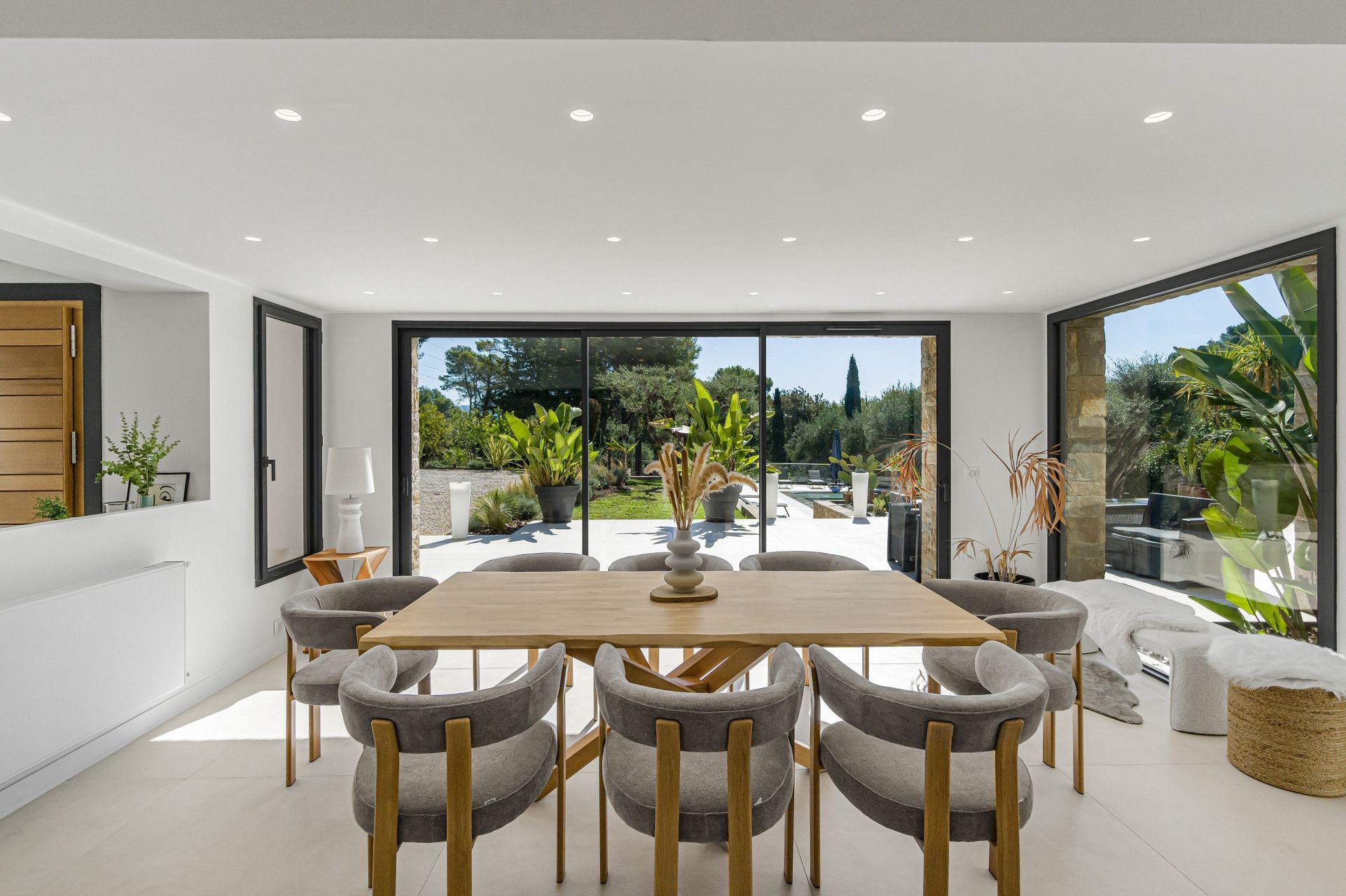 villa 8 Rooms for sale on MOUGINS (06250)