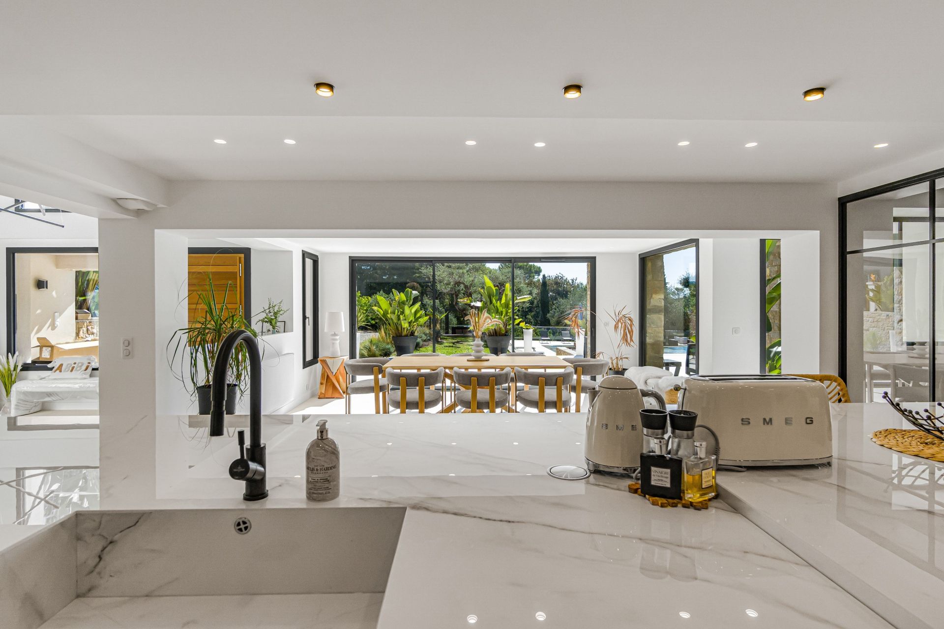 villa 8 Rooms for sale on MOUGINS (06250)