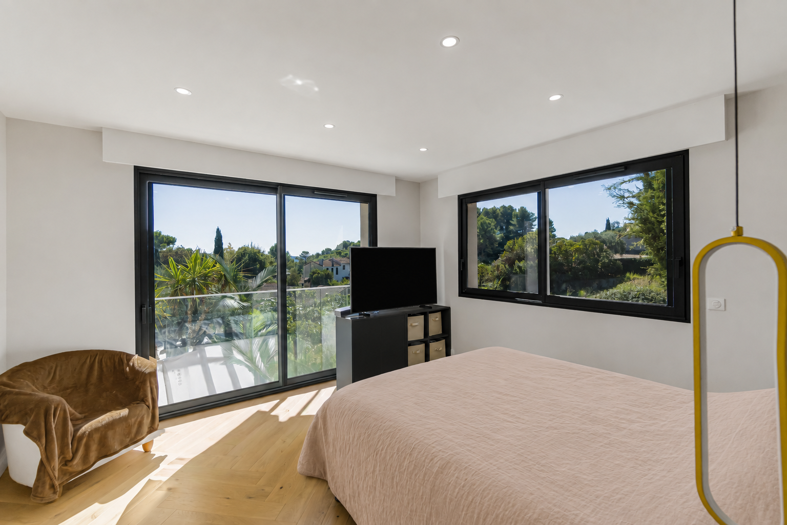 villa 8 Rooms for sale on MOUGINS (06250)