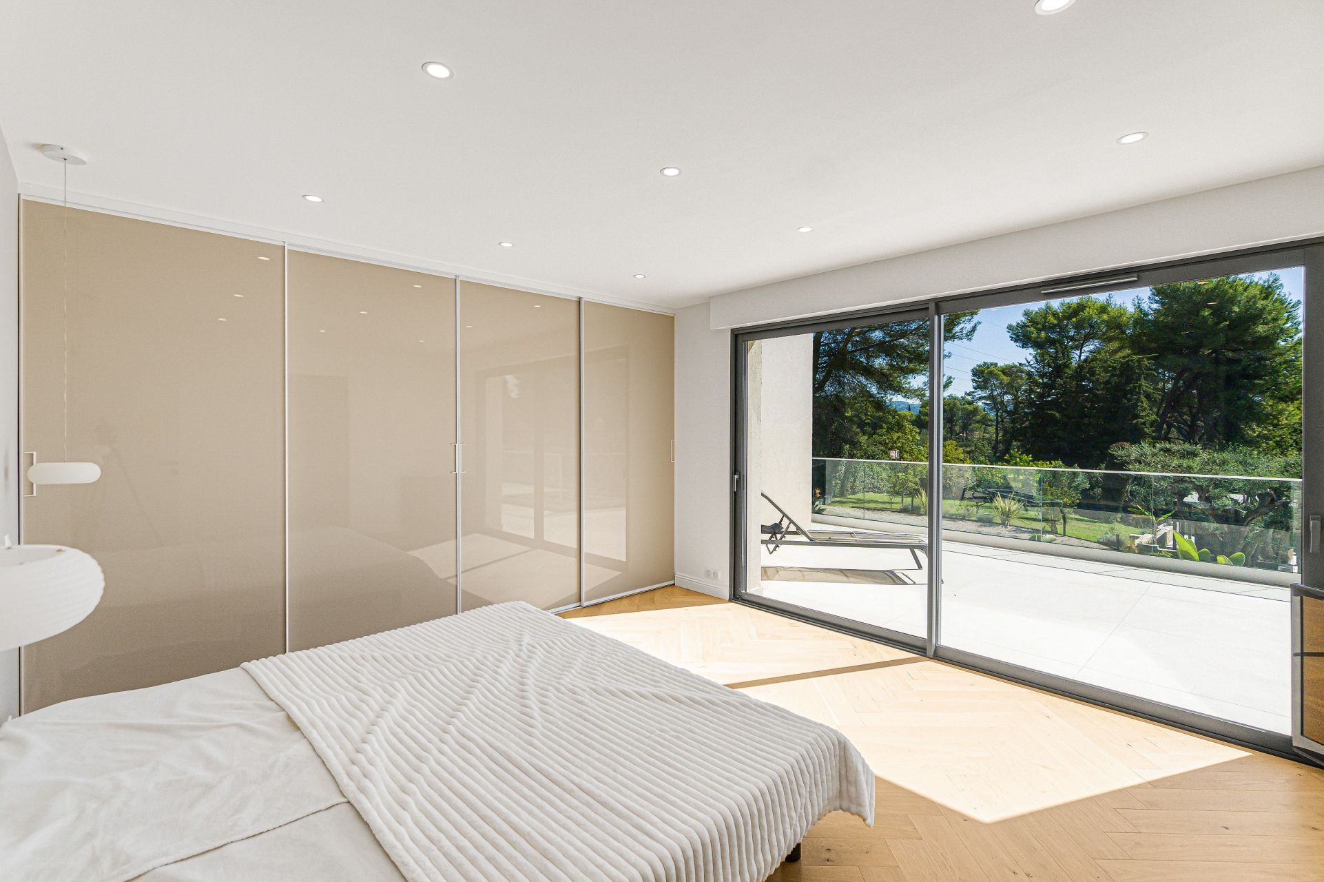 villa 8 Rooms for sale on MOUGINS (06250)