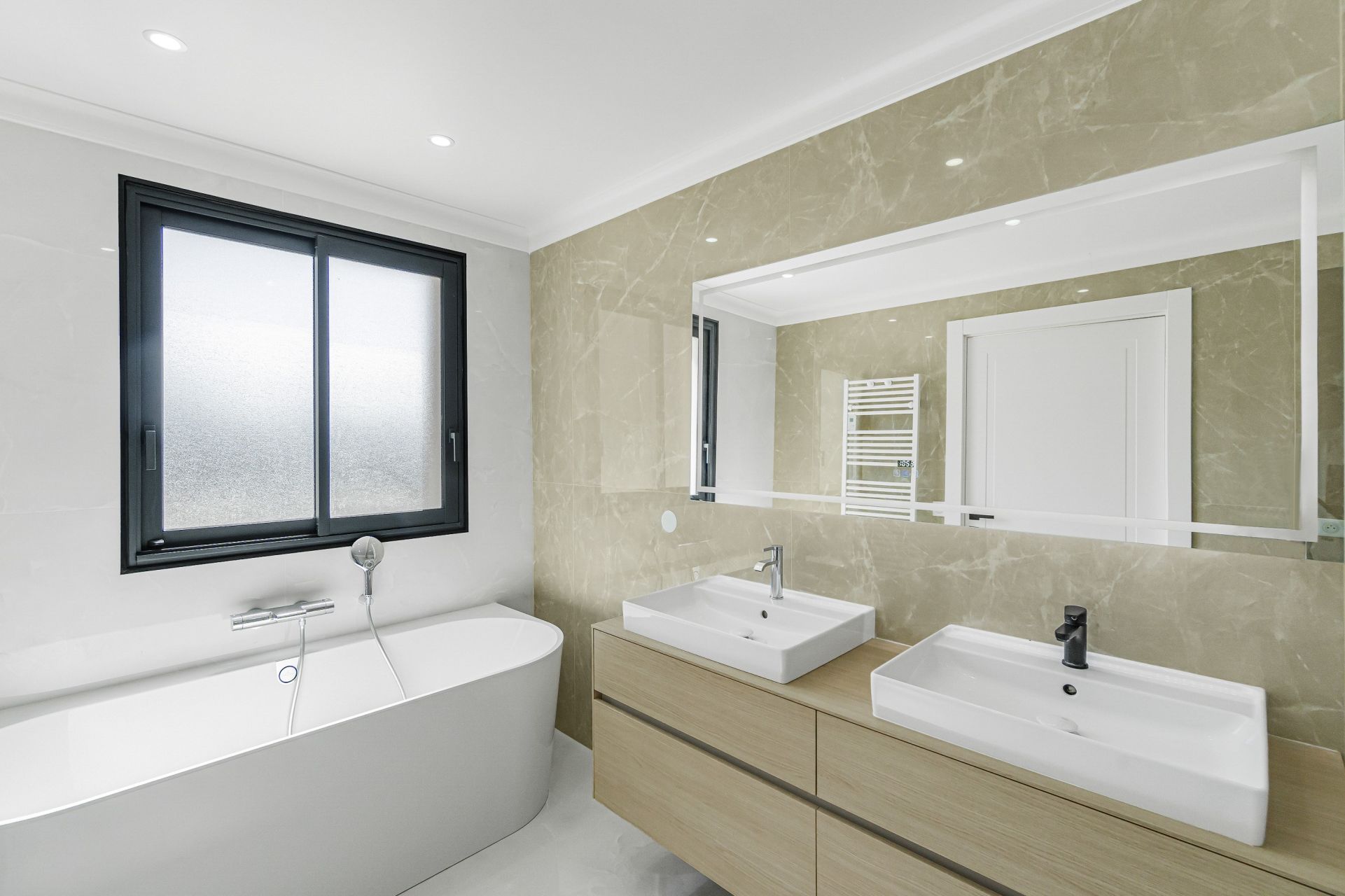 villa 8 Rooms for sale on MOUGINS (06250)