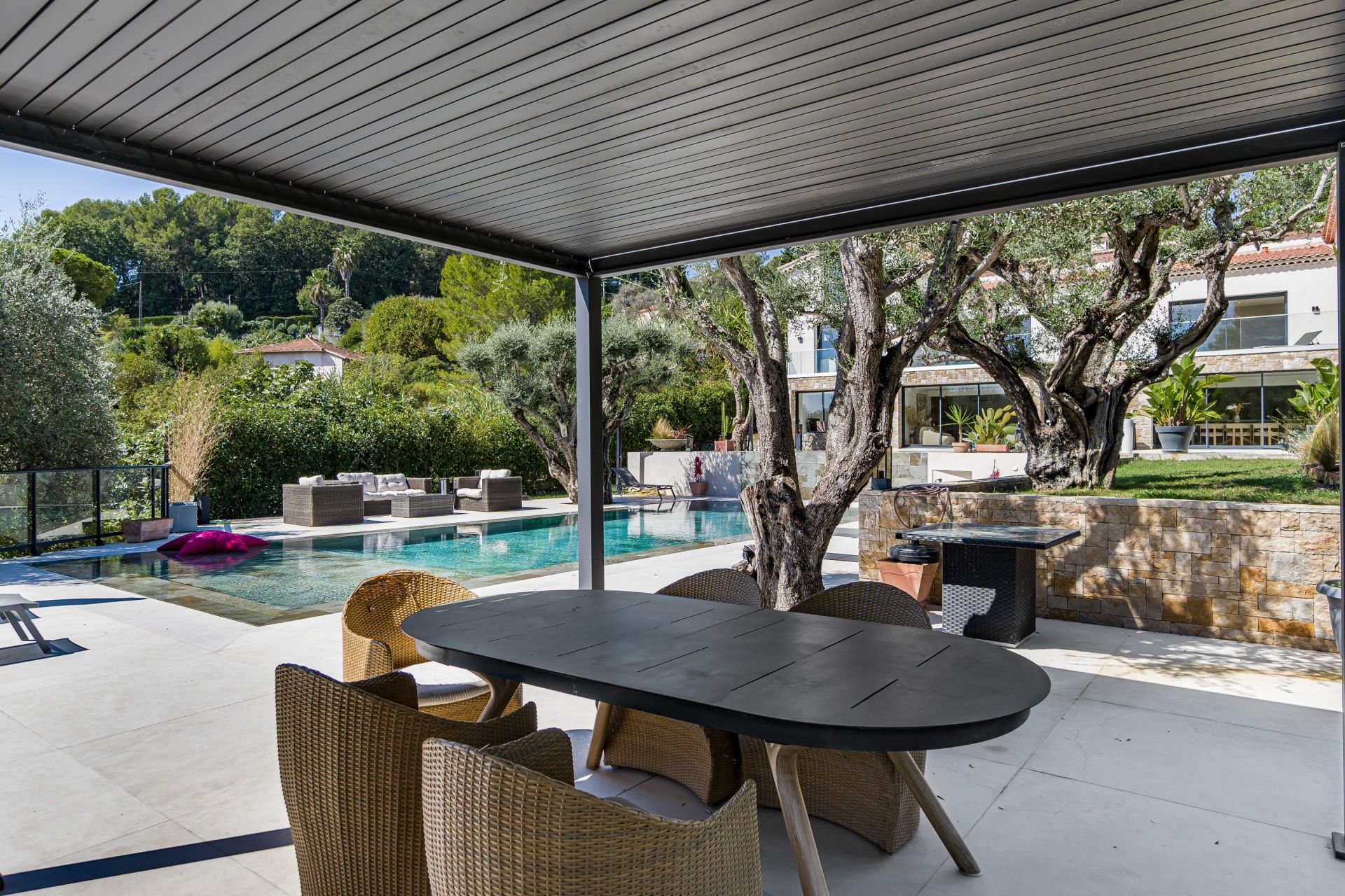 villa 8 Rooms for sale on MOUGINS (06250)