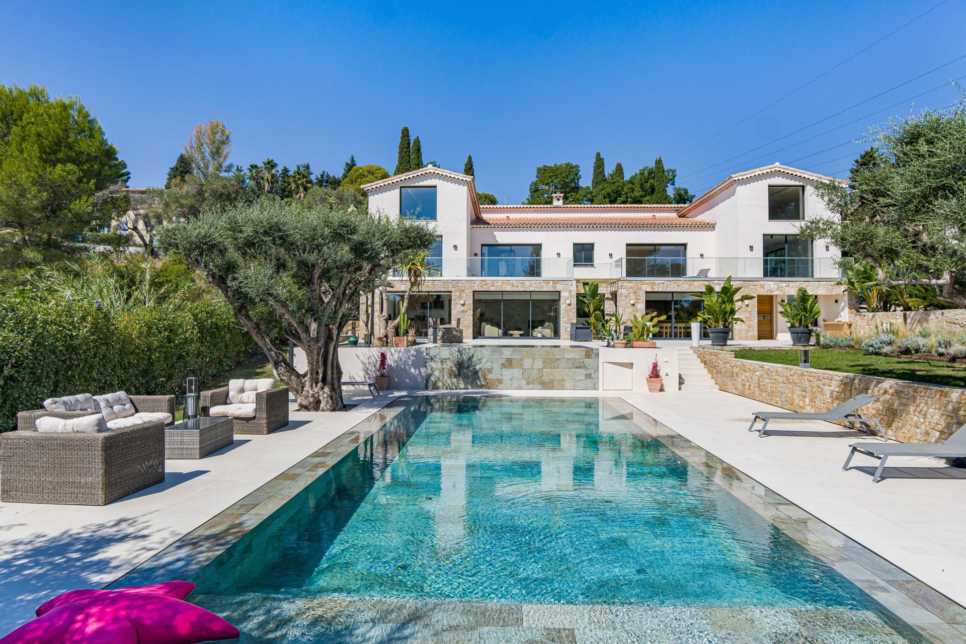 villa 8 Rooms for sale on MOUGINS (06250)