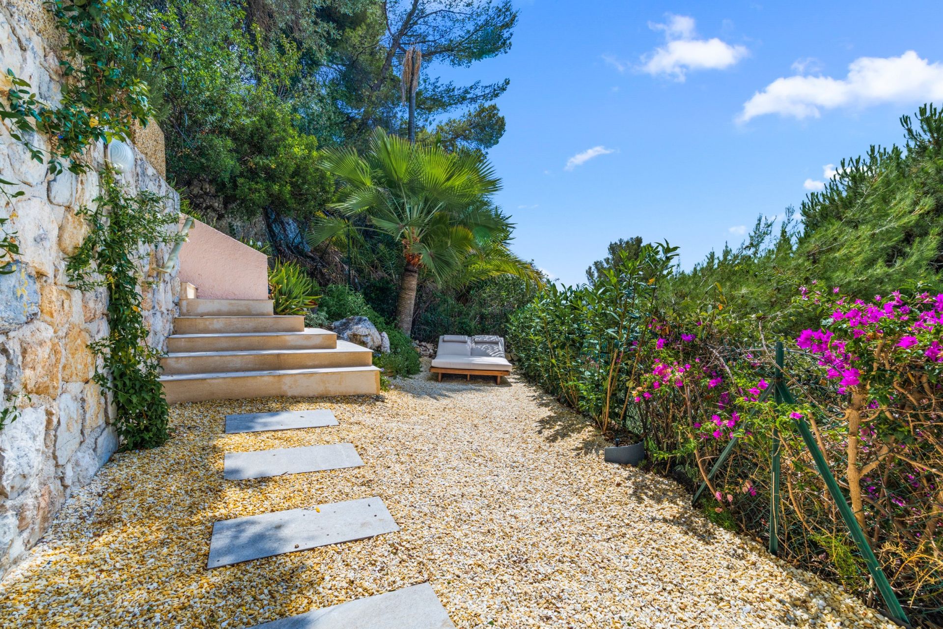 apartment 3 Rooms for sale on VILLEFRANCHE SUR MER (06230)