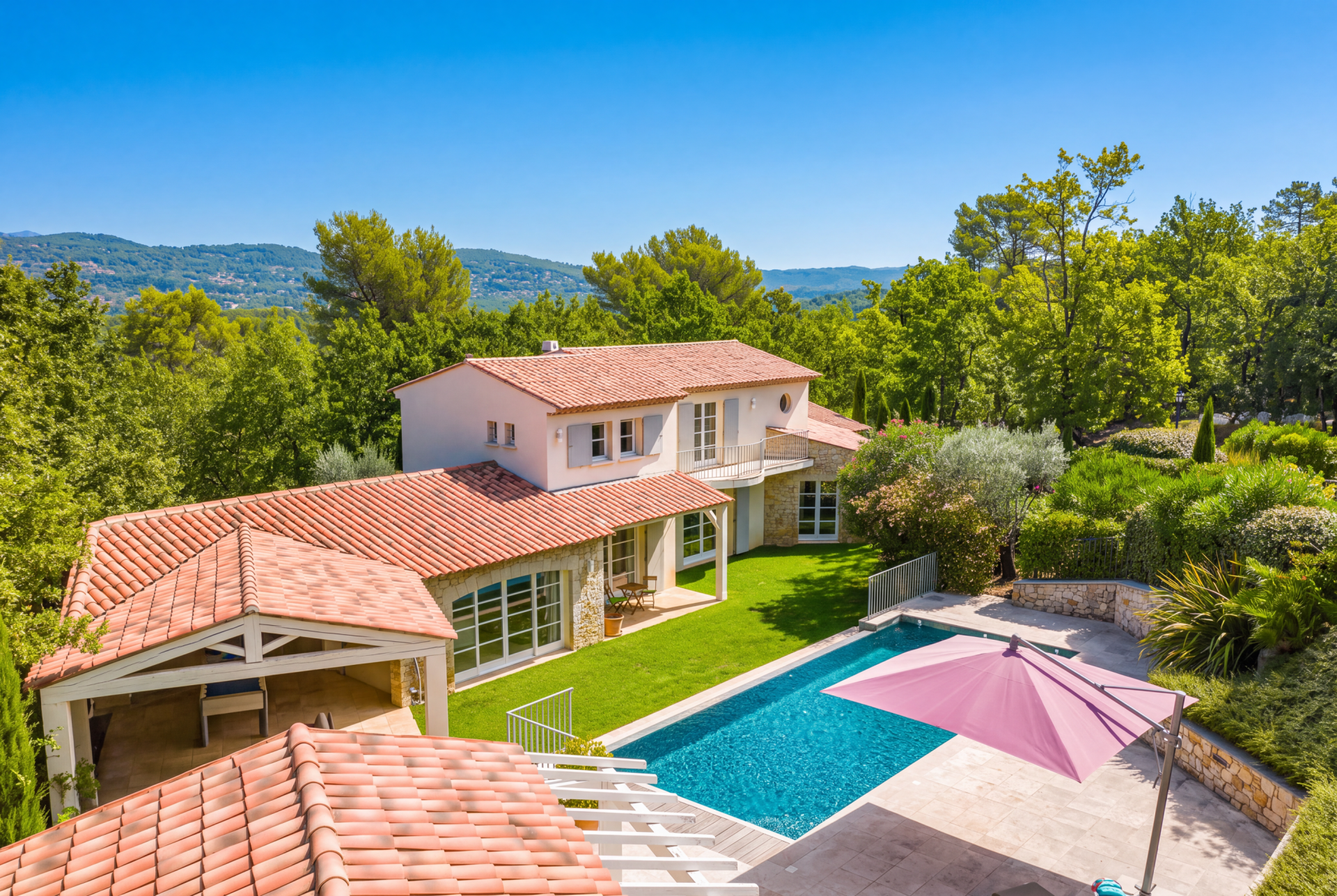 villa 4 Rooms for sale on TOURRETTES (83440)