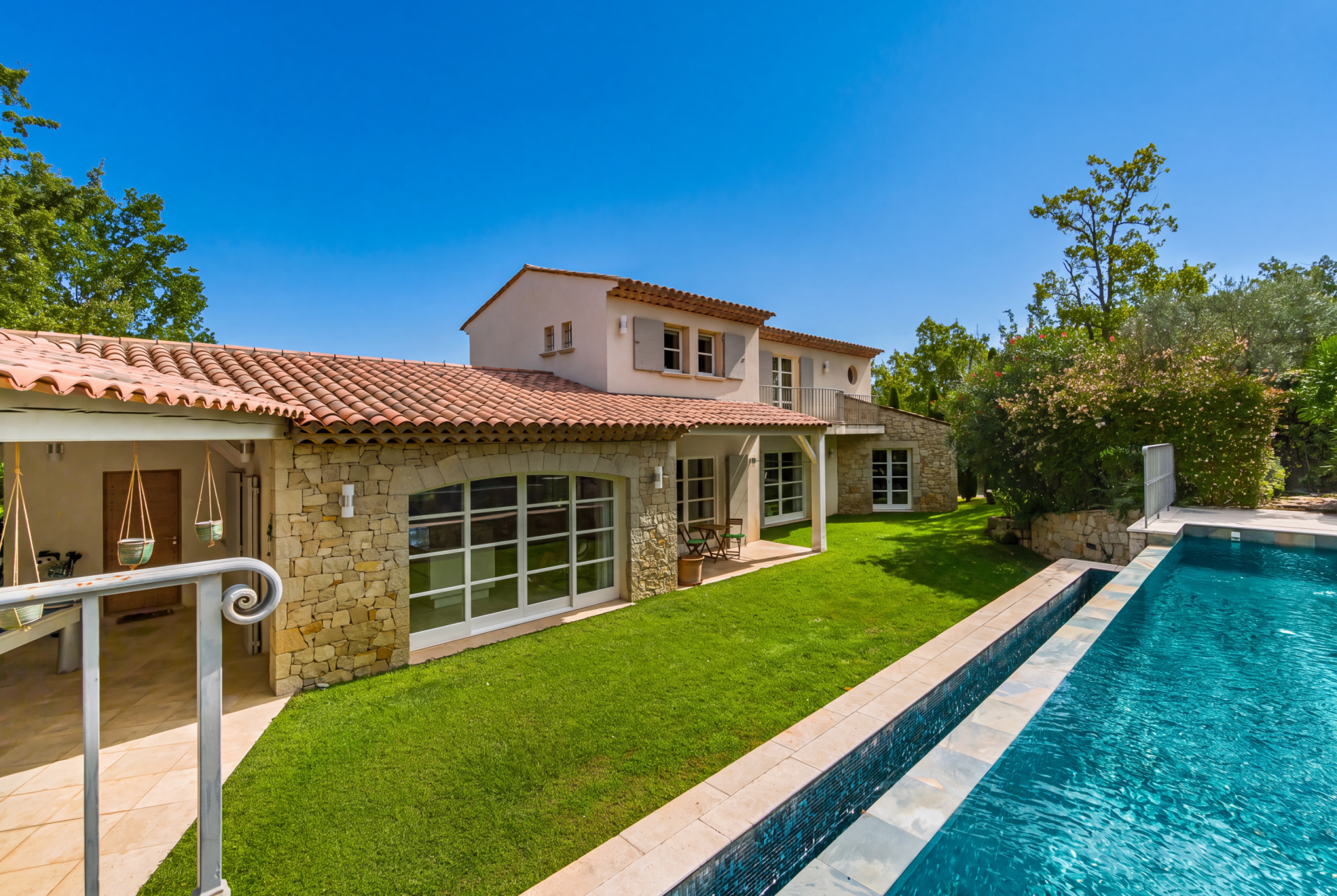 villa 4 Rooms for sale on TOURRETTES (83440)