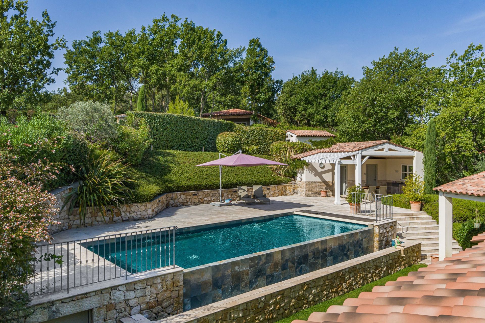 villa 4 Rooms for sale on TOURRETTES (83440)