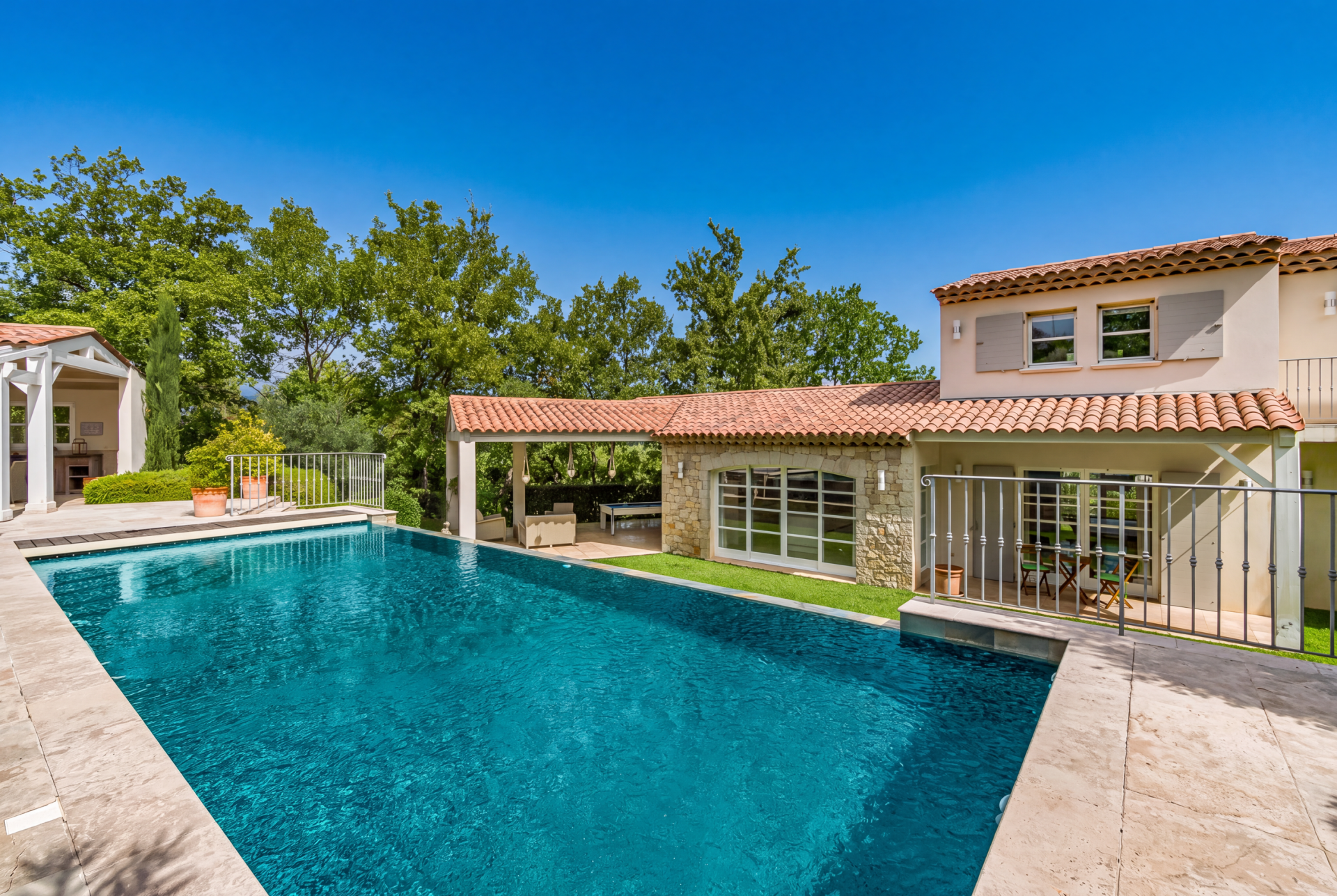 villa 4 Rooms for sale on TOURRETTES (83440)