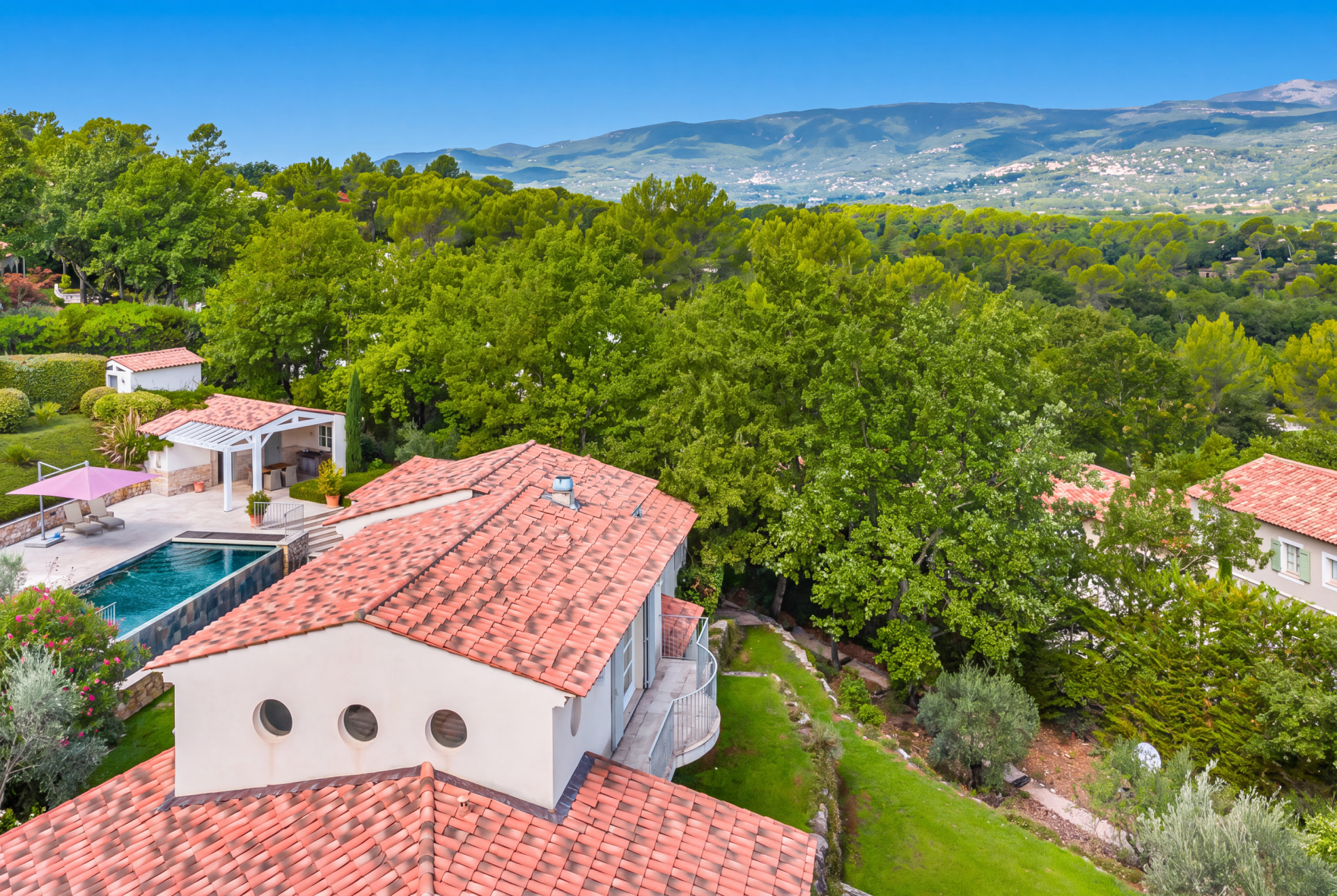 villa 4 Rooms for sale on TOURRETTES (83440)