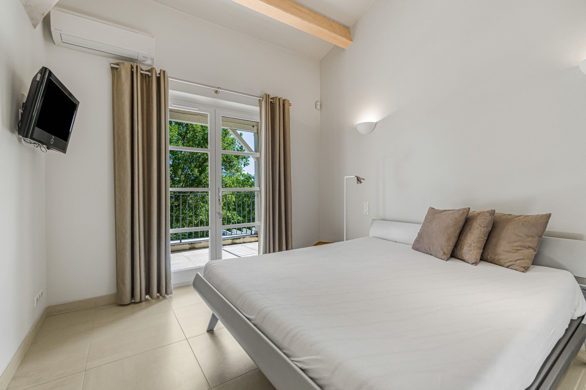 villa 4 Rooms for sale on TOURRETTES (83440)