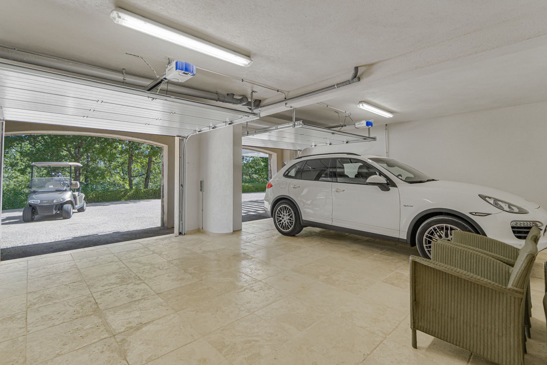 villa 4 Rooms for sale on TOURRETTES (83440)