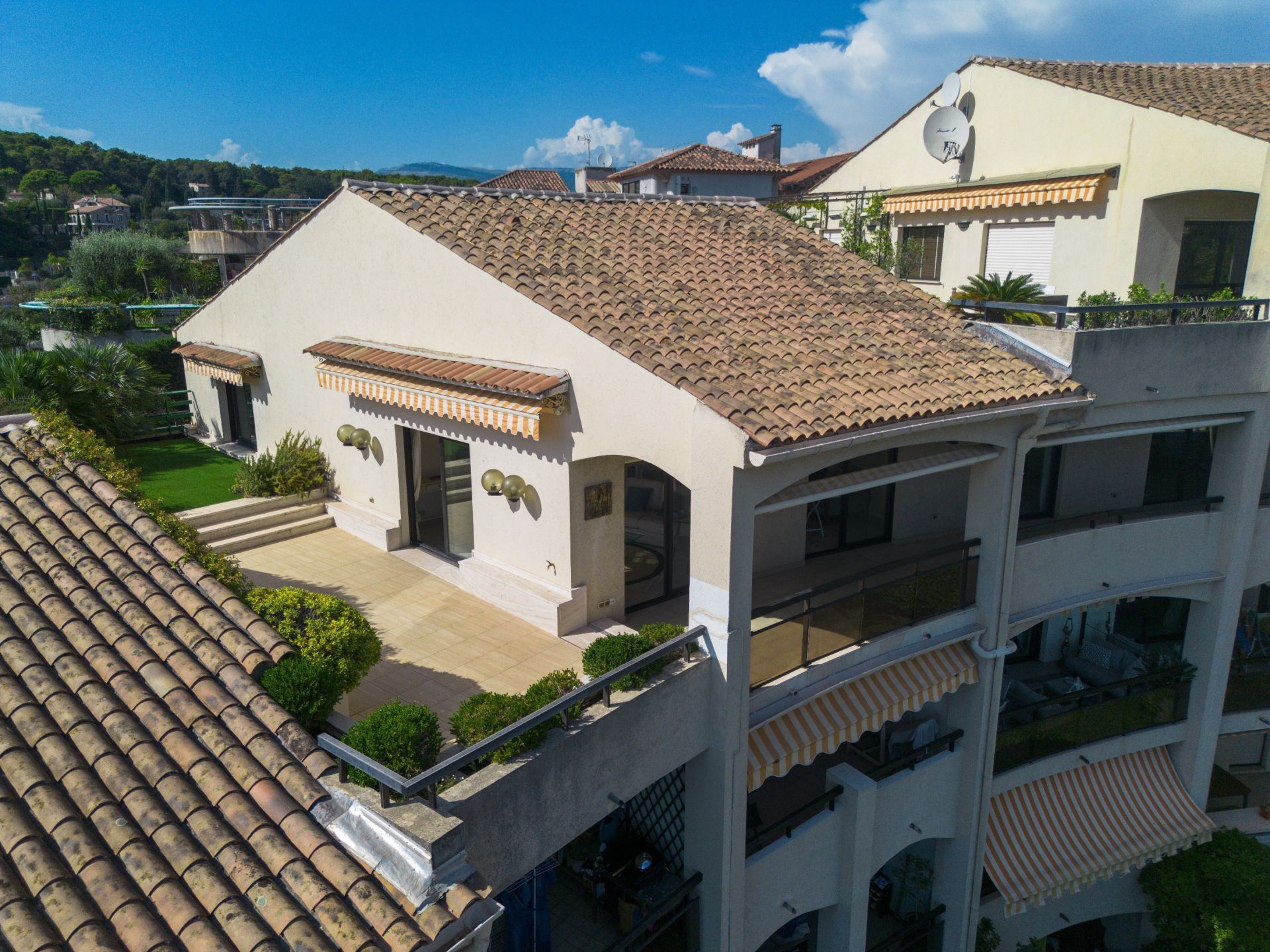 apartment 4 Rooms for sale on MOUGINS (06250)