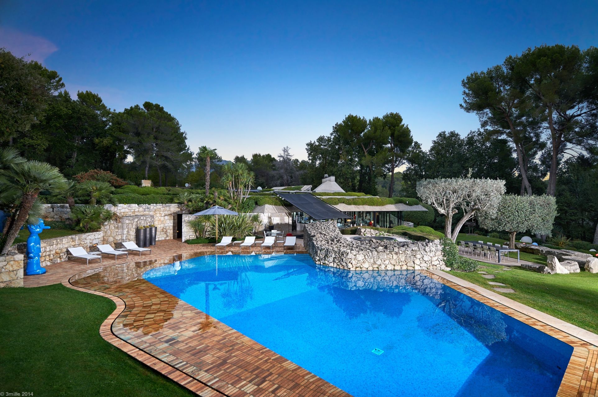 contemporary house 12 Rooms for sale on ST PAUL DE VENCE (06570)