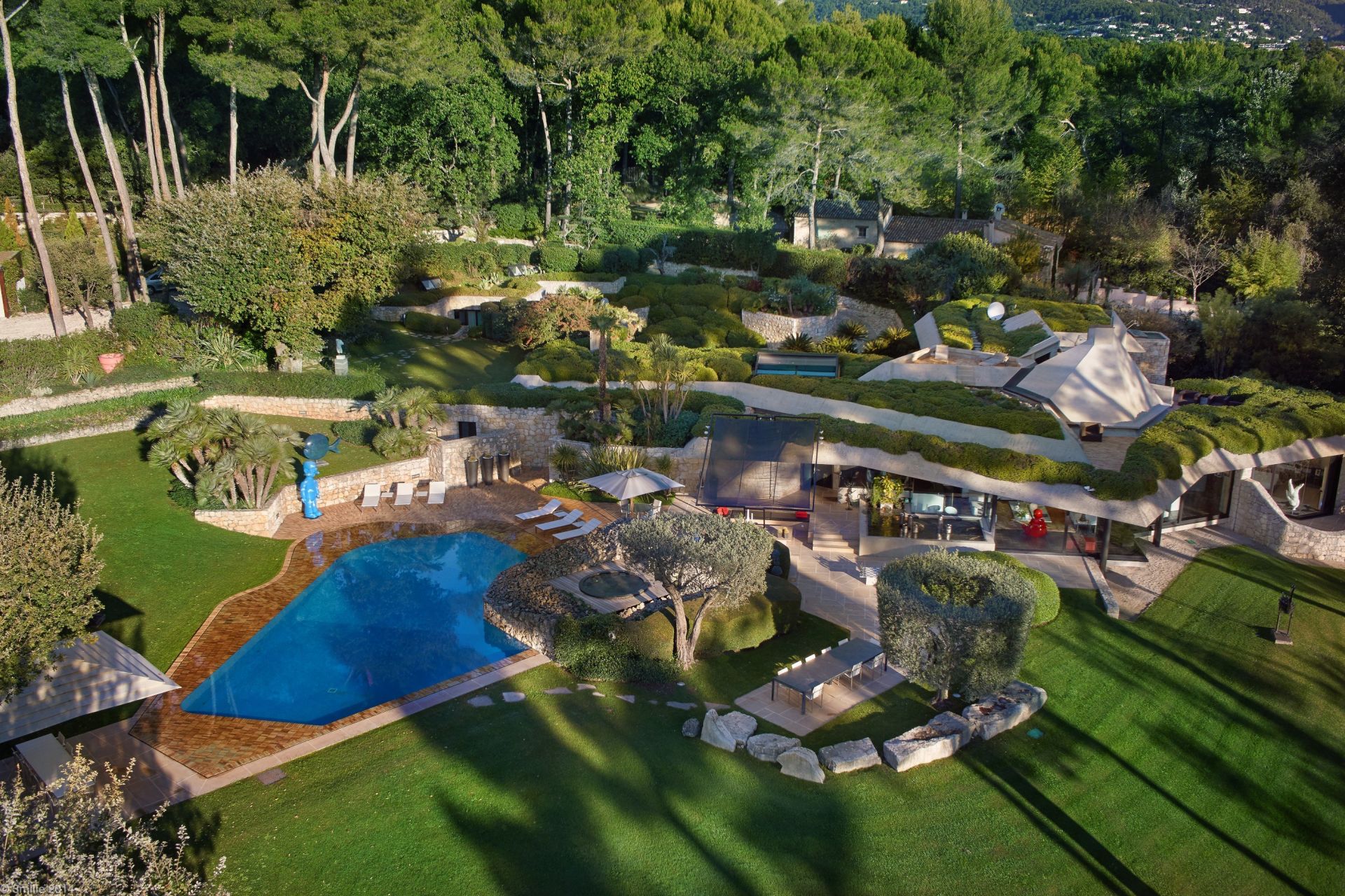 contemporary house 12 Rooms for sale on ST PAUL DE VENCE (06570)