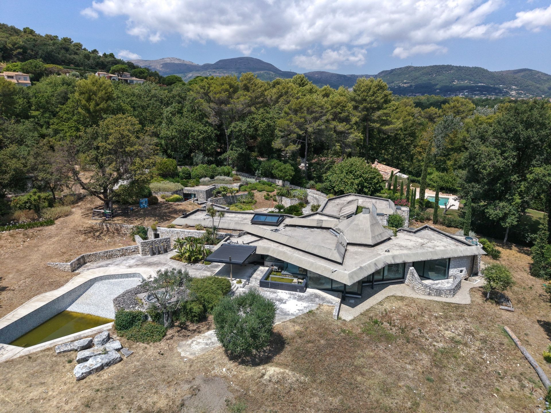 contemporary house 12 Rooms for sale on ST PAUL DE VENCE (06570)