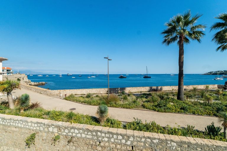 fisherman's house 4 Rooms for sale on ANTIBES (06600)