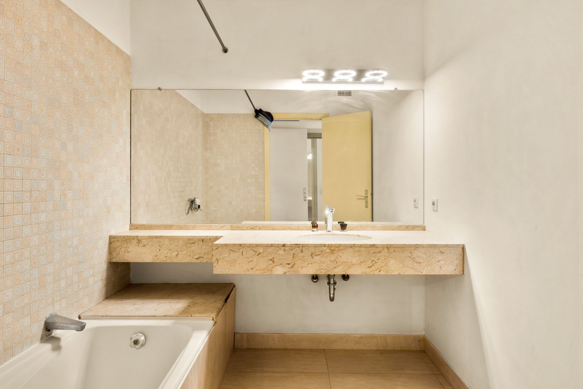 apartment 3 Rooms for sale on LE CANNET (06110)