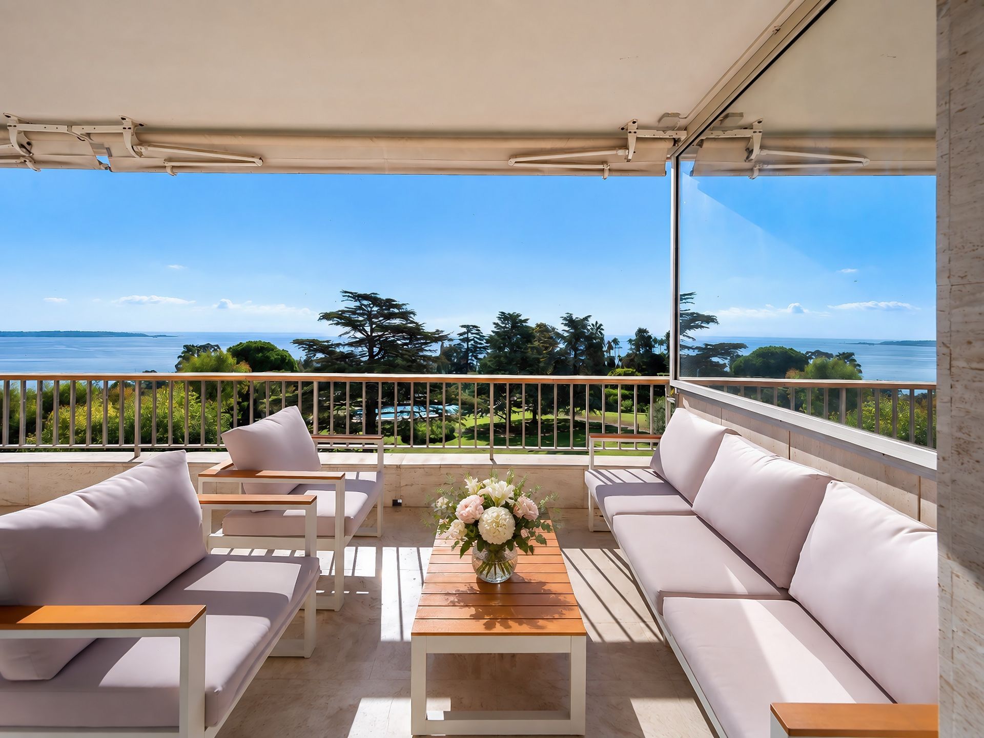 apartment 4 Rooms for sale on CANNES (06400)