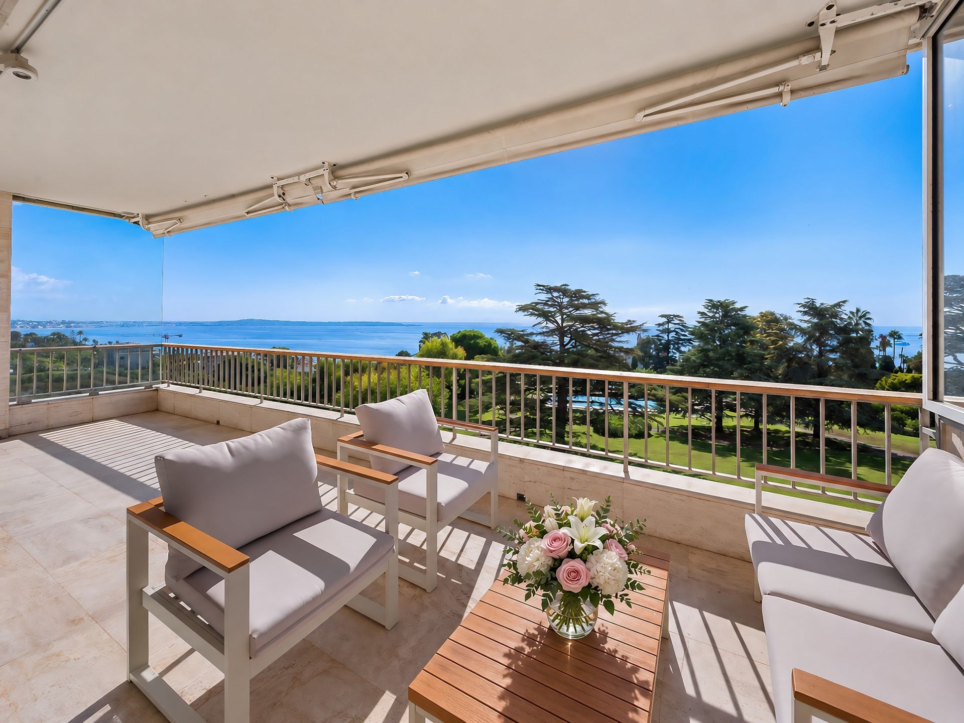 apartment 4 Rooms for sale on CANNES (06400)