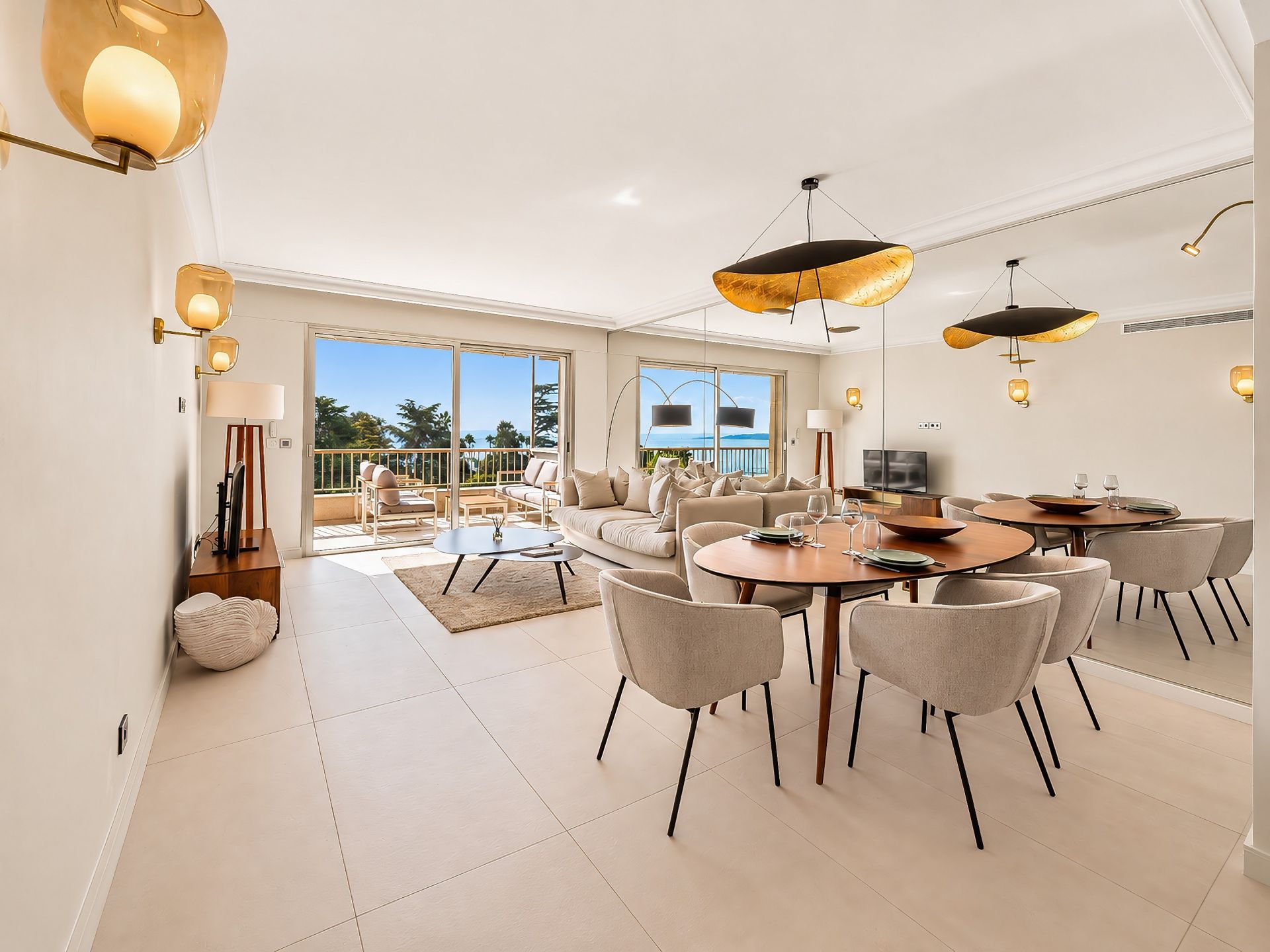 apartment 4 Rooms for sale on CANNES (06400)