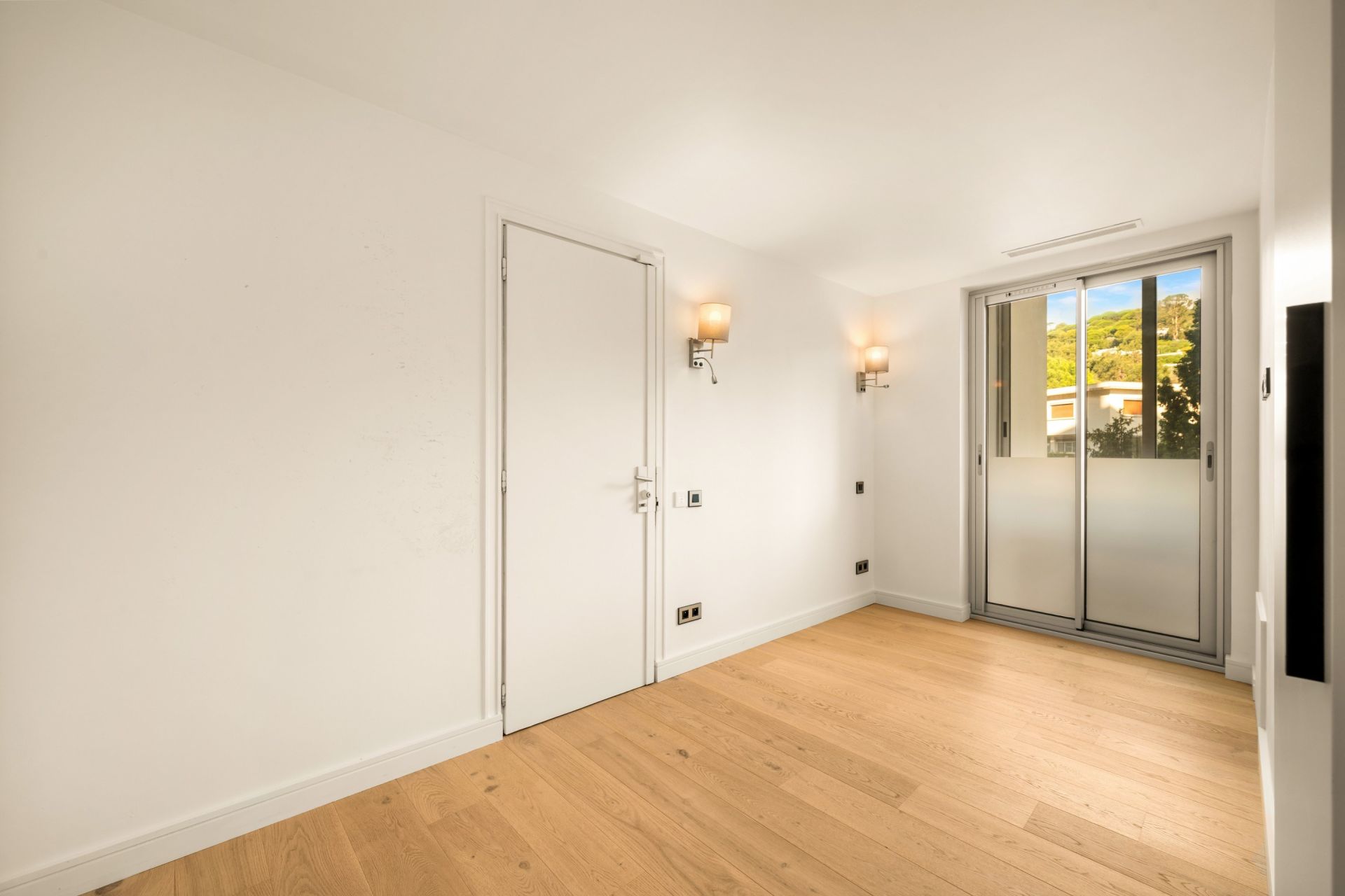 apartment 4 Rooms for sale on CANNES (06400)