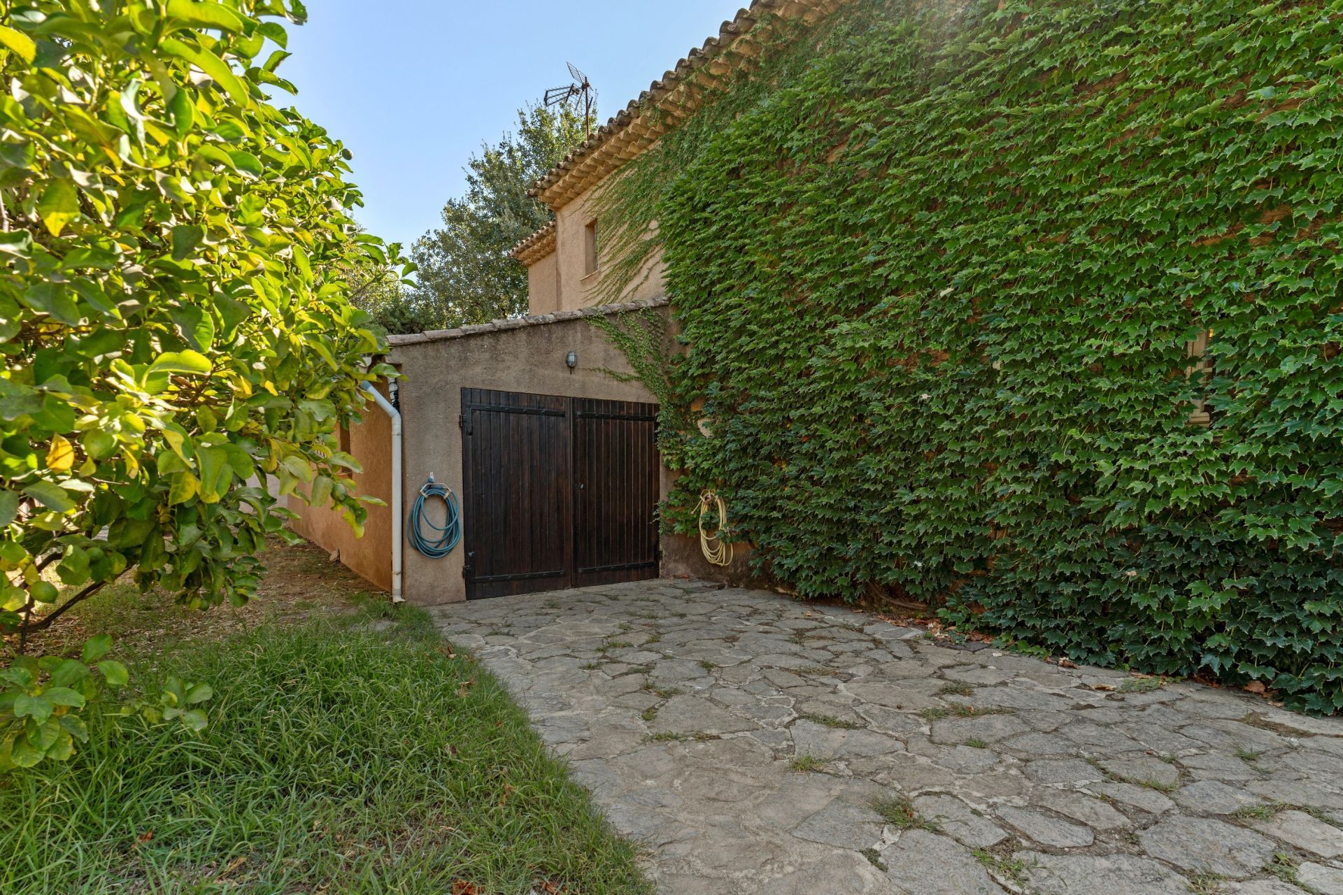 provencal house 5 Rooms for sale on ST TROPEZ (83990)