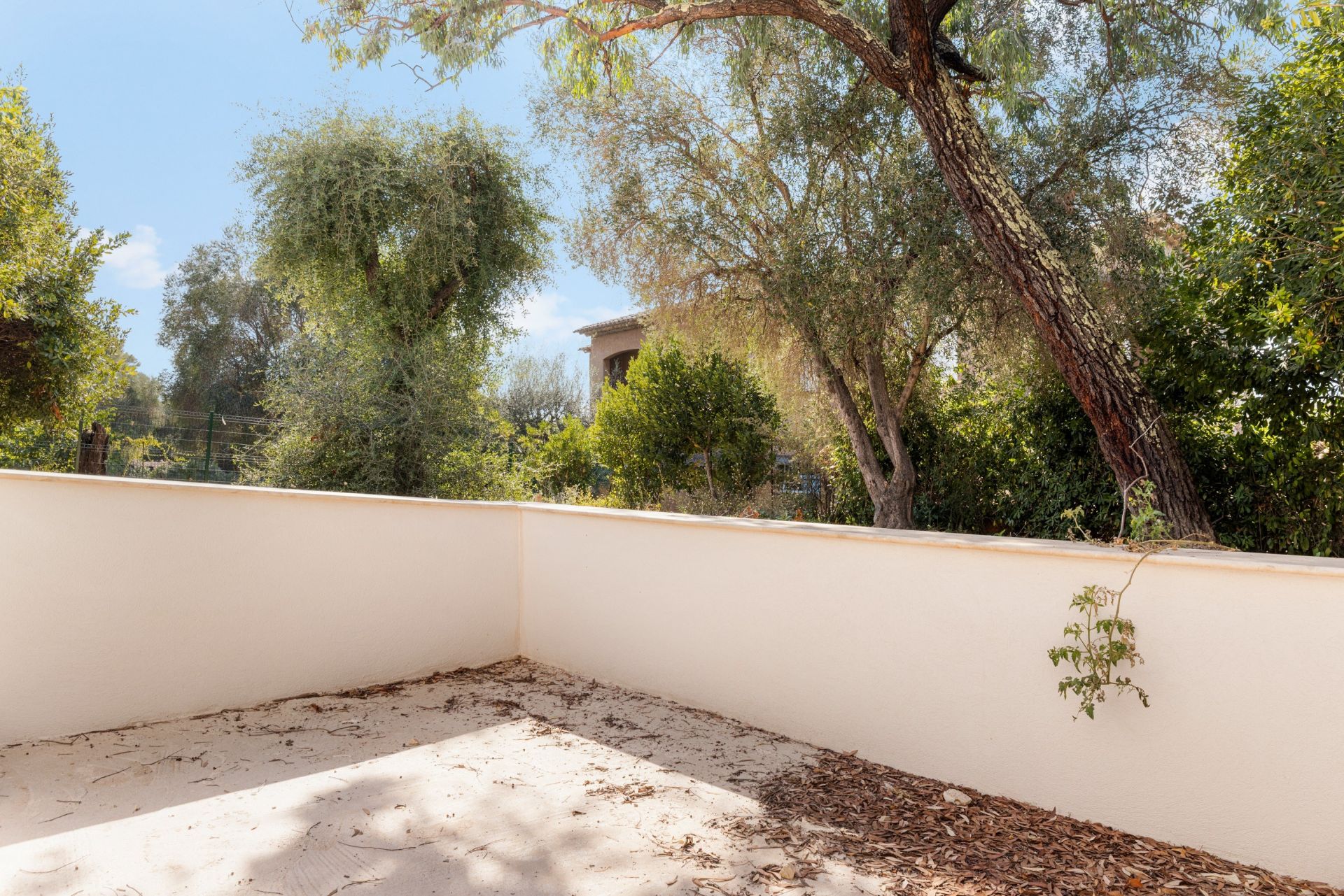 bâtisse à rénover 3 Pièces en vente sur MOUGINS (06250)