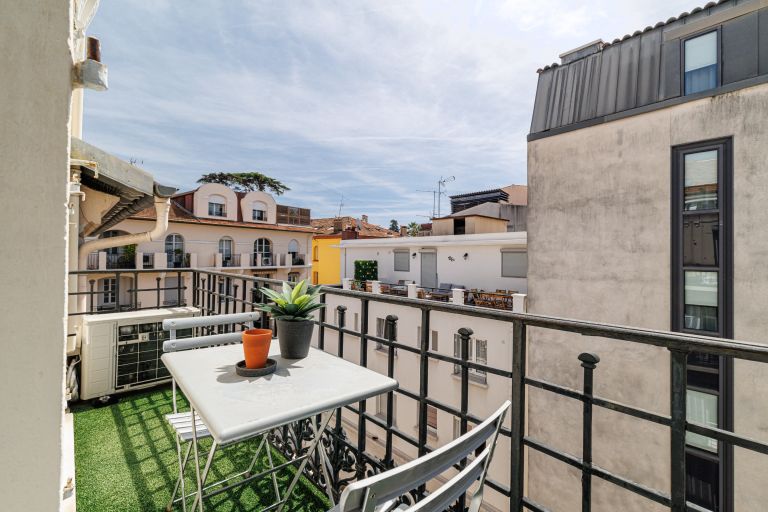 apartment 4 Rooms for sale on CANNES (06400)