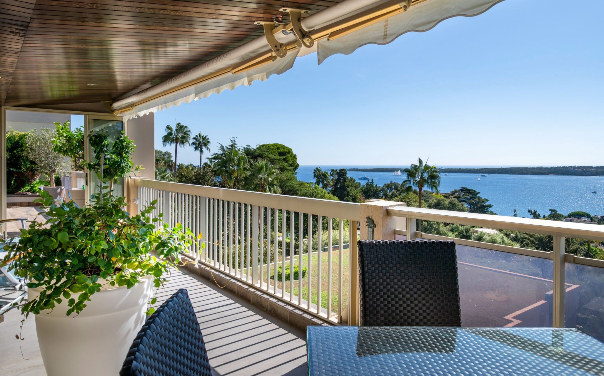 apartment 4 Rooms for sale on CANNES (06400)