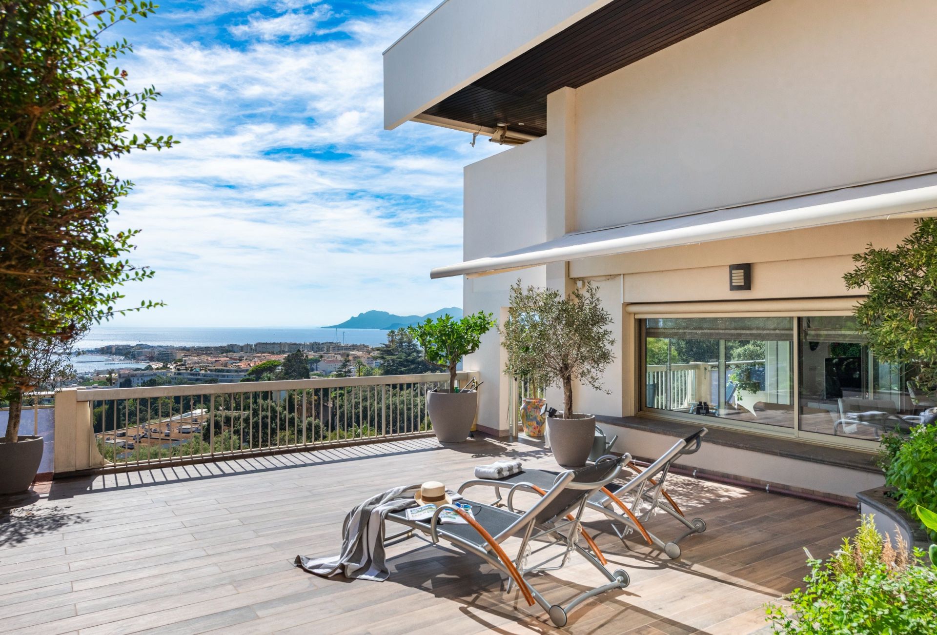 apartment 4 Rooms for sale on CANNES (06400)