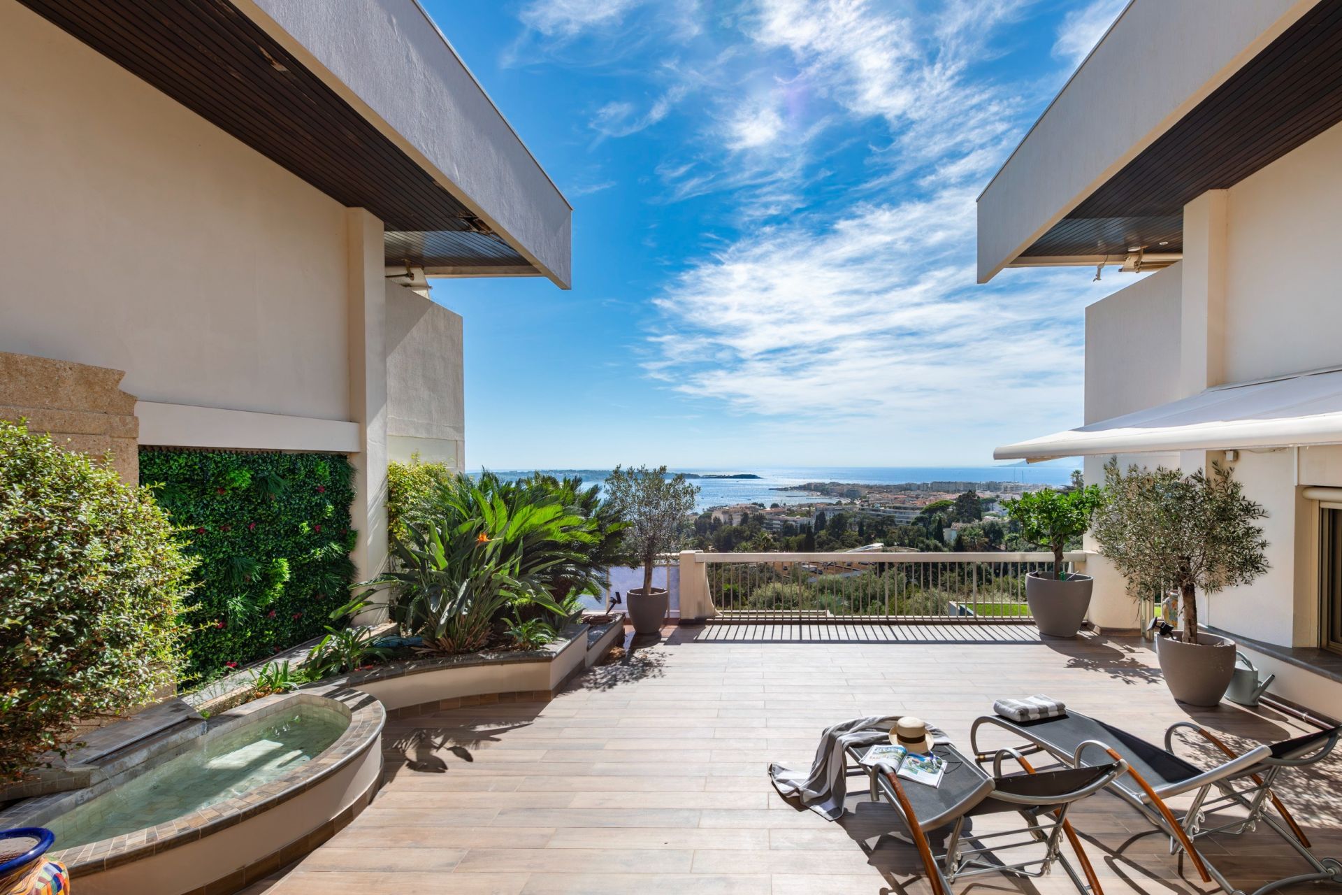apartment 4 Rooms for sale on CANNES (06400)