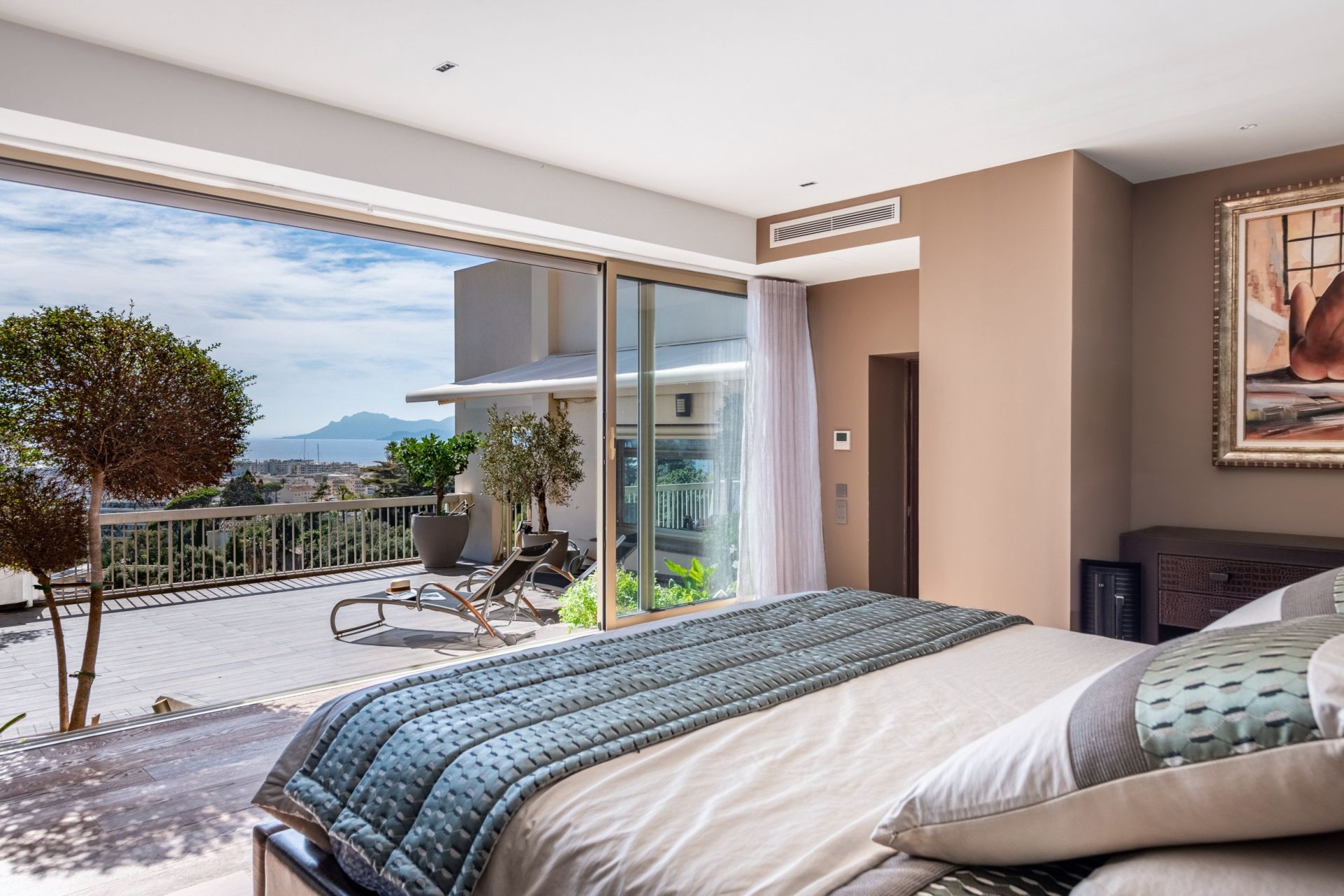 apartment 4 Rooms for sale on CANNES (06400)