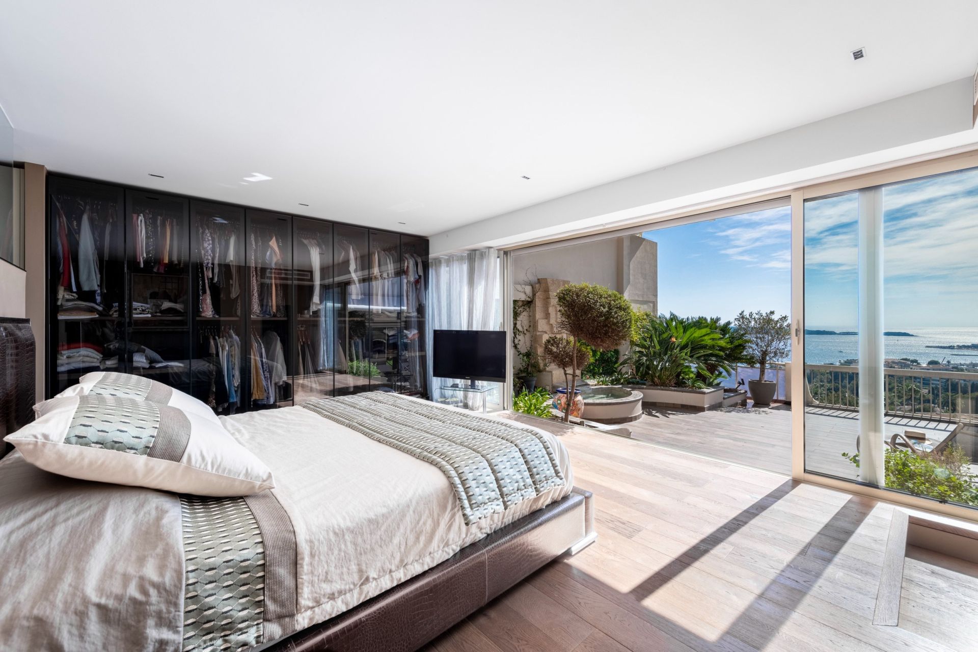 apartment 4 Rooms for sale on CANNES (06400)