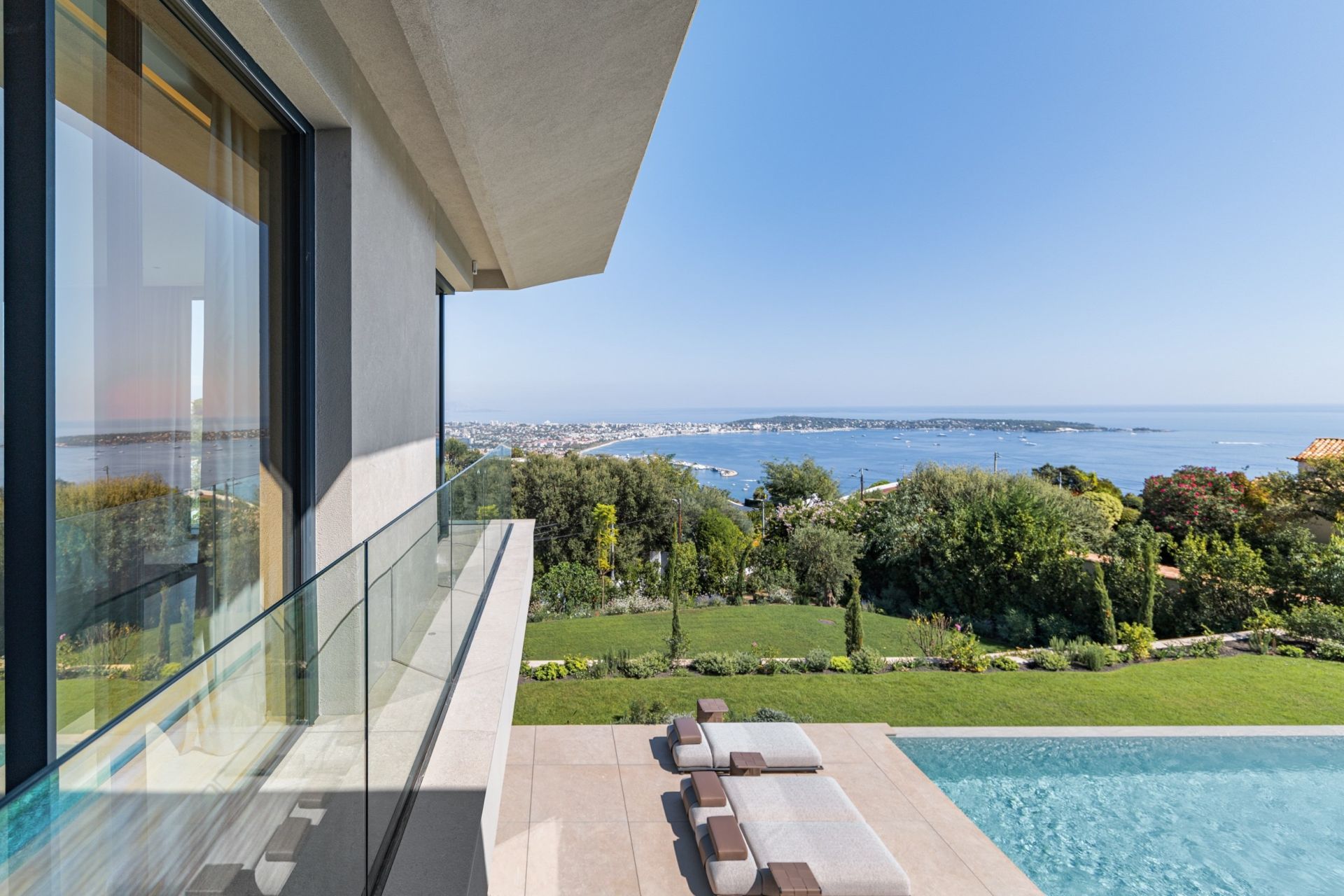 maison contemporaine 12 Pièces en vente sur VALLAURIS (06220)