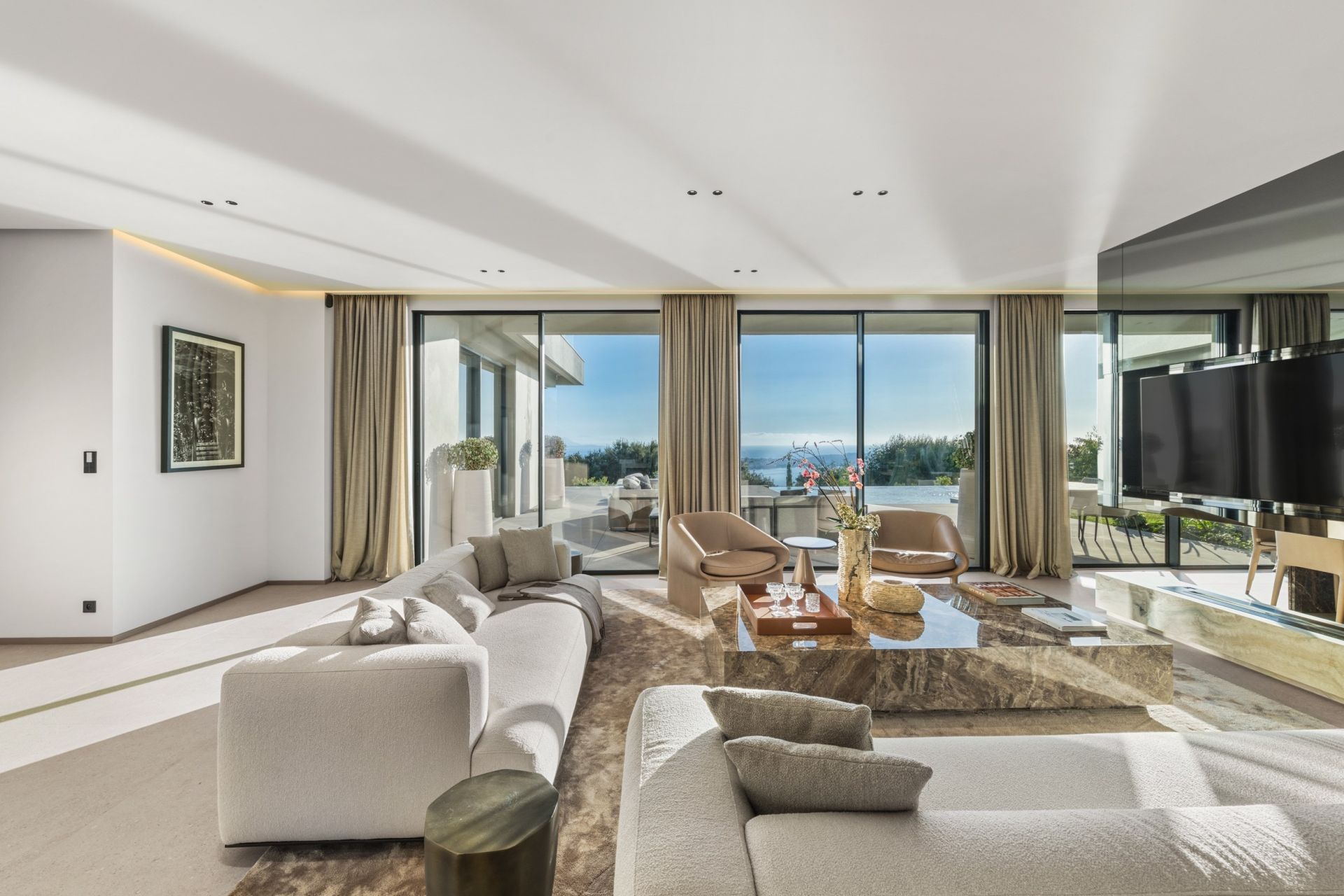maison contemporaine 12 Pièces en vente sur VALLAURIS (06220)