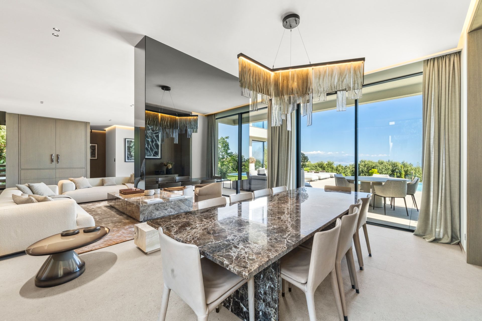 maison contemporaine 12 Pièces en vente sur VALLAURIS (06220)