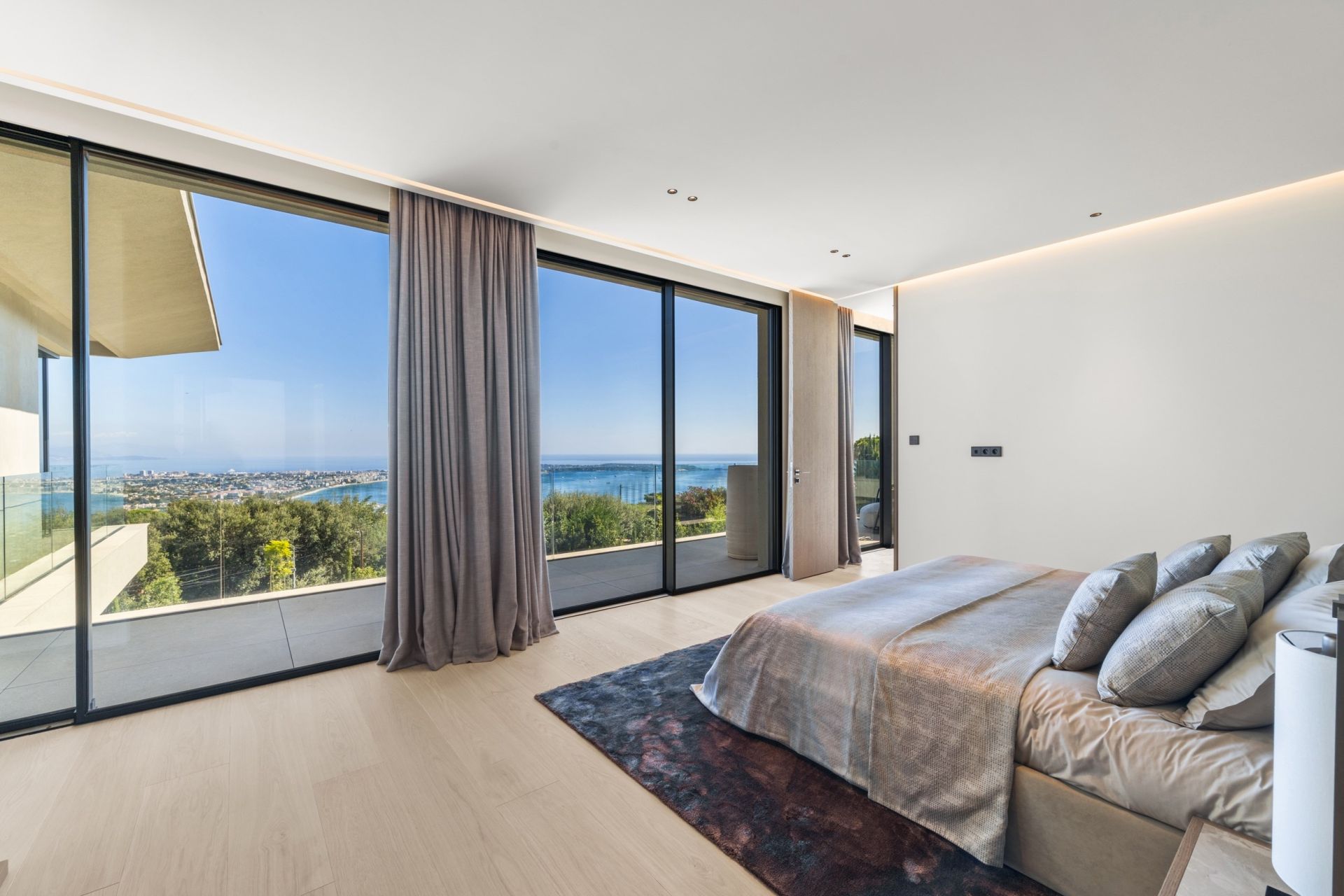 maison contemporaine 12 Pièces en vente sur VALLAURIS (06220)