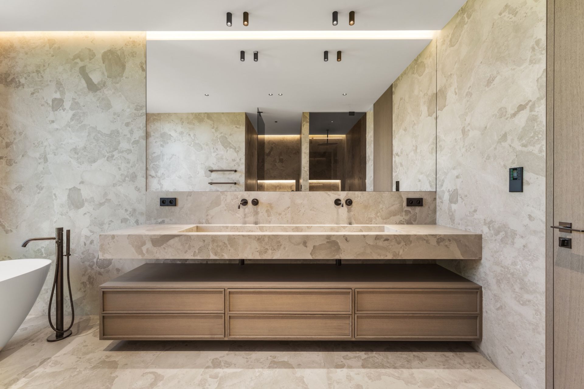 maison contemporaine 12 Pièces en vente sur VALLAURIS (06220)