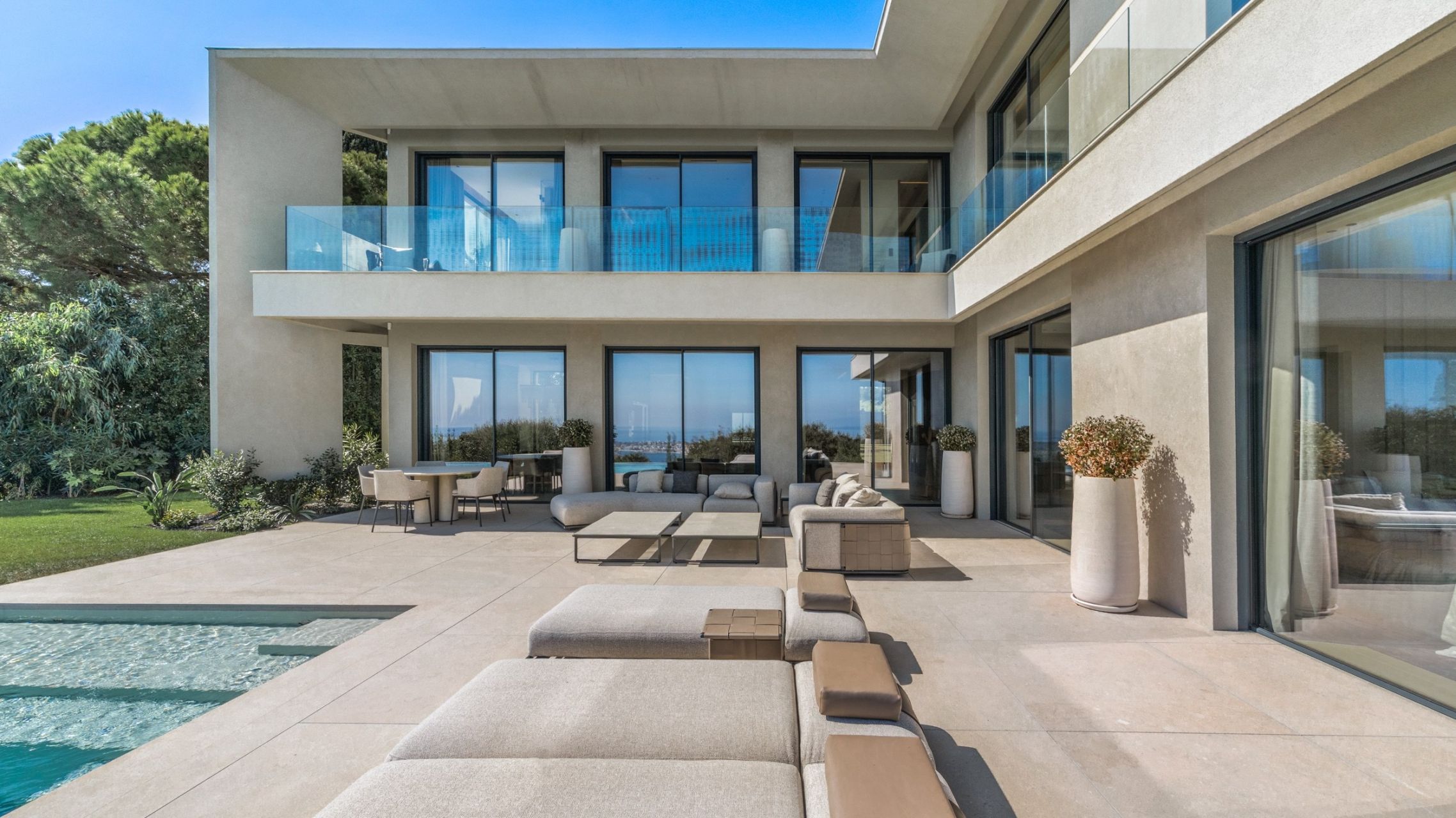 maison contemporaine 12 Pièces en vente sur VALLAURIS (06220)