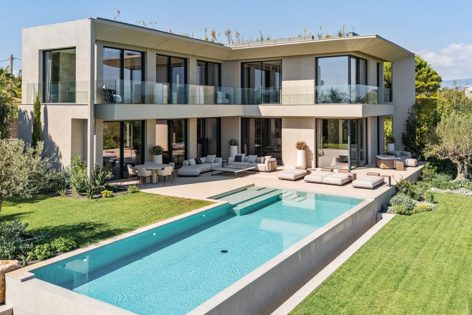 maison contemporaine 12 Pièces en vente sur VALLAURIS (06220)