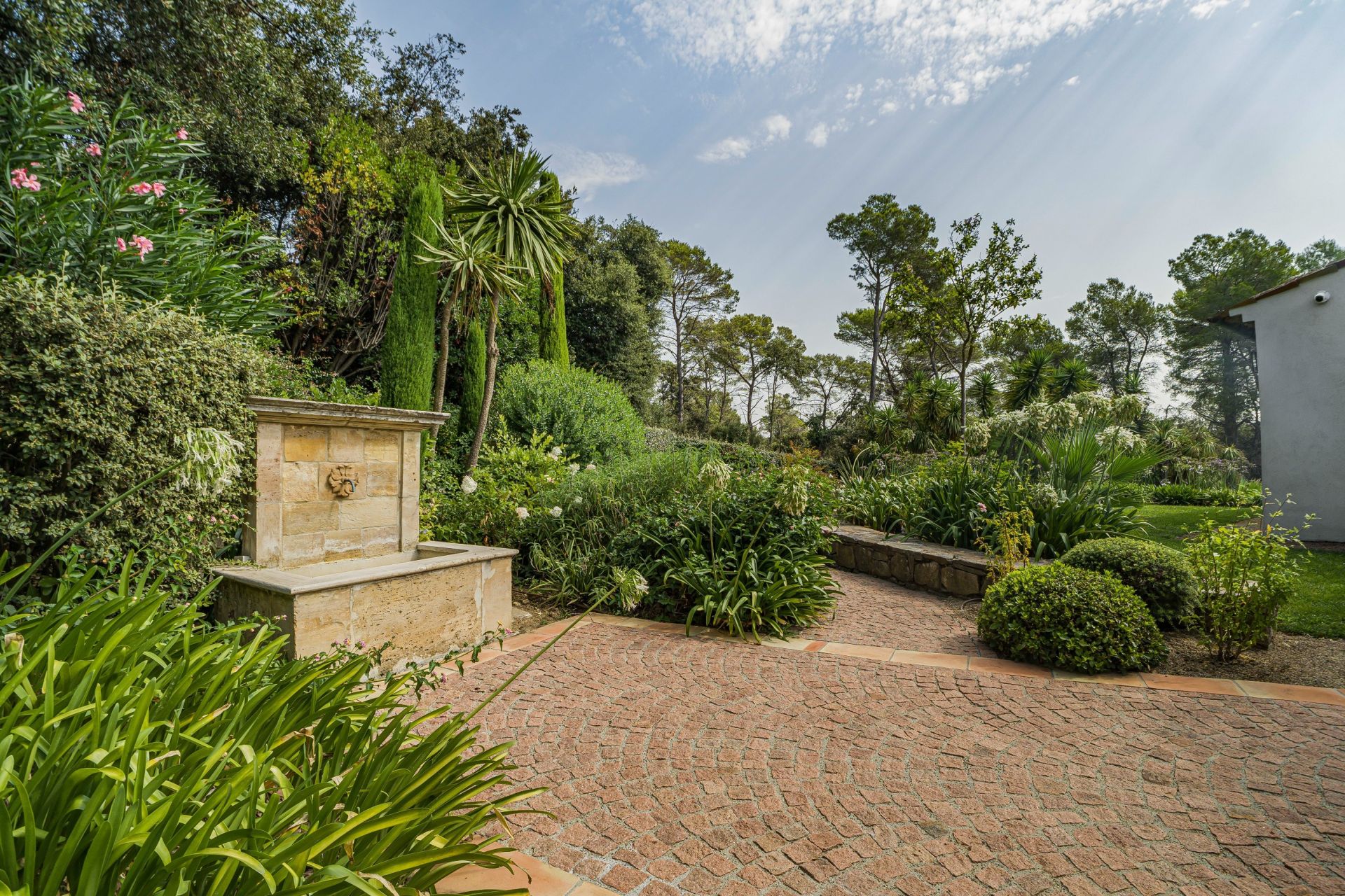 maison contemporaine 10 Pièces en vente sur MOUGINS (06250)