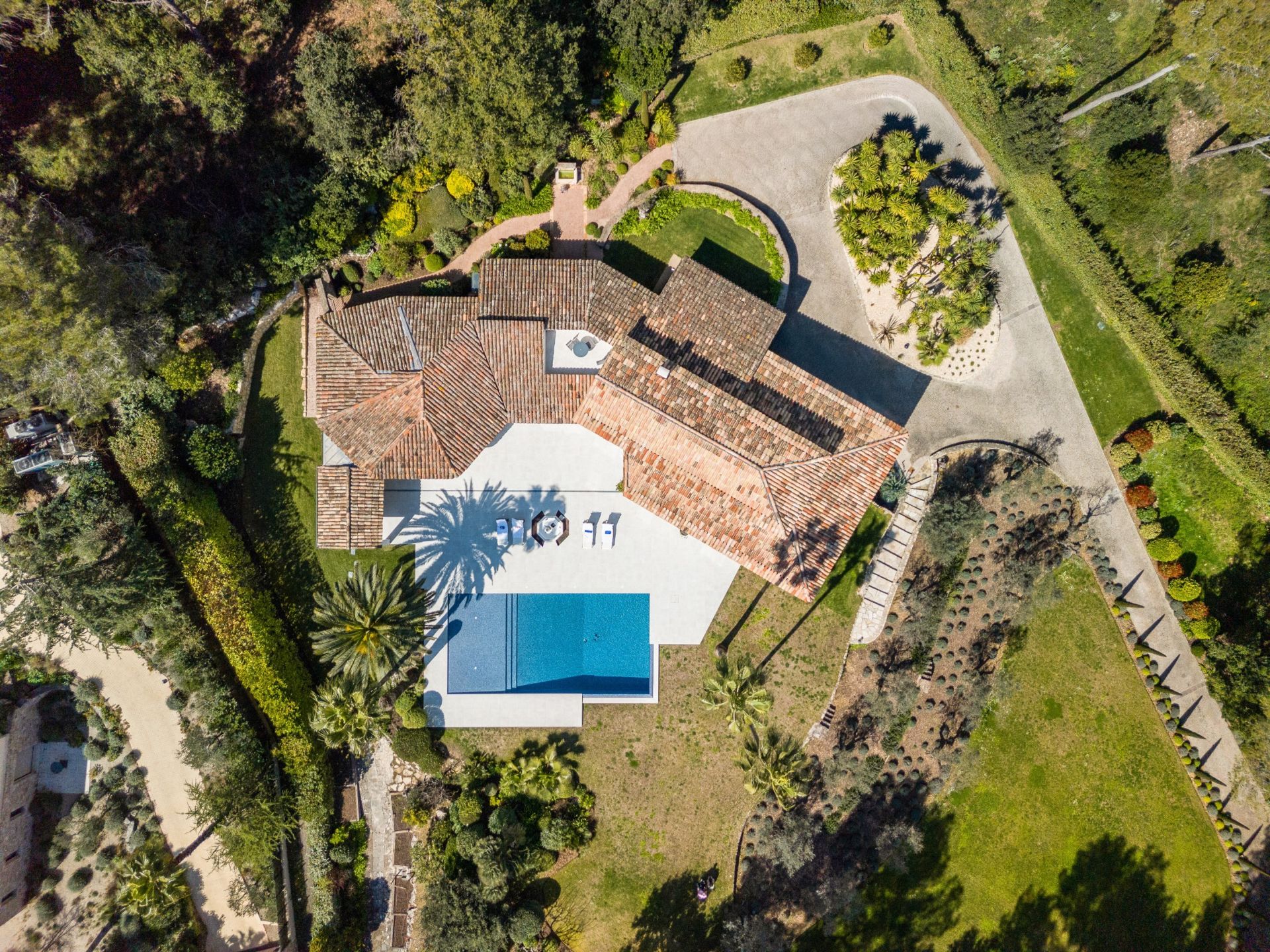 maison contemporaine 10 Pièces en vente sur MOUGINS (06250)