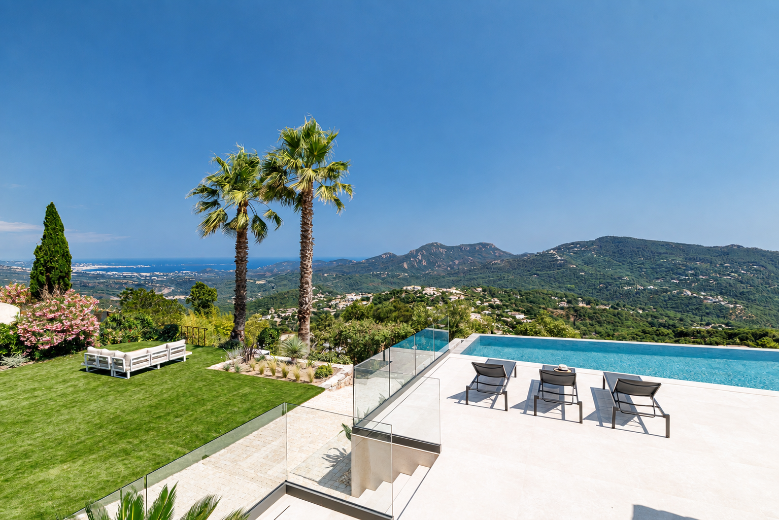 maison contemporaine 10 Pièces en vente sur MANDELIEU LA NAPOULE (06210)